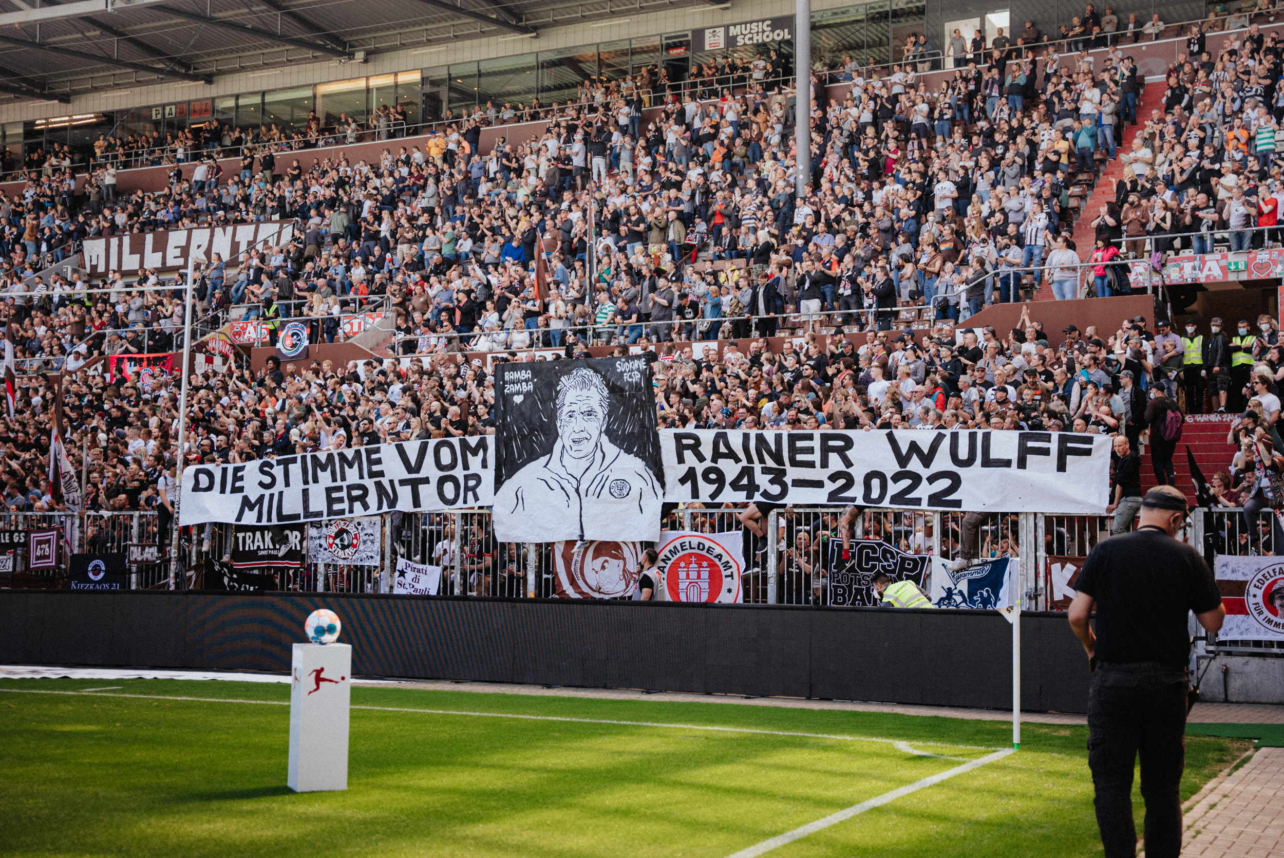 Die FCSP-Fans auf der Südtribüne gedachten dem verstorbenen Rainer Wulff.