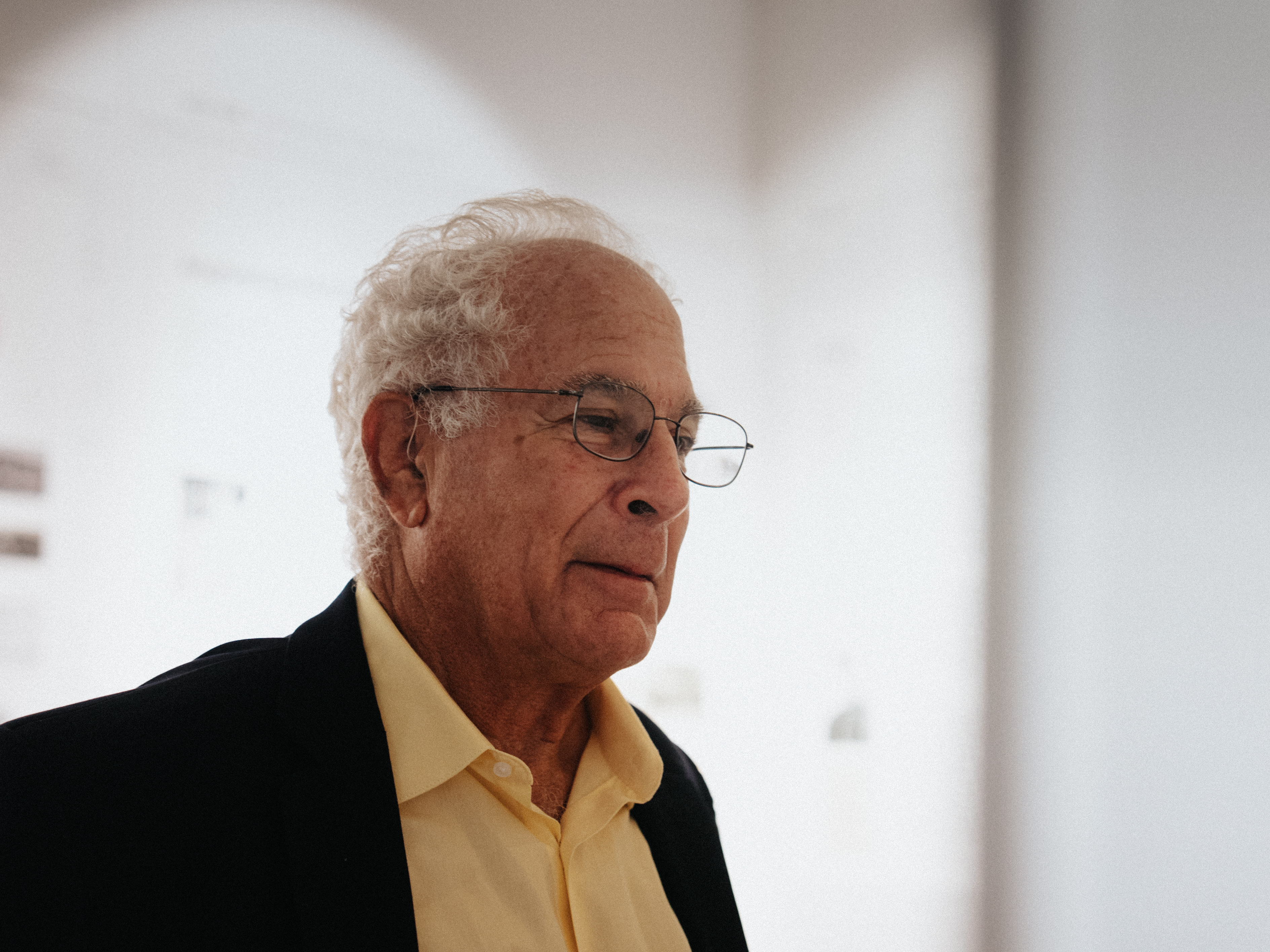 Leonard Jacobson in der Max-Kulik-Ausstellung.