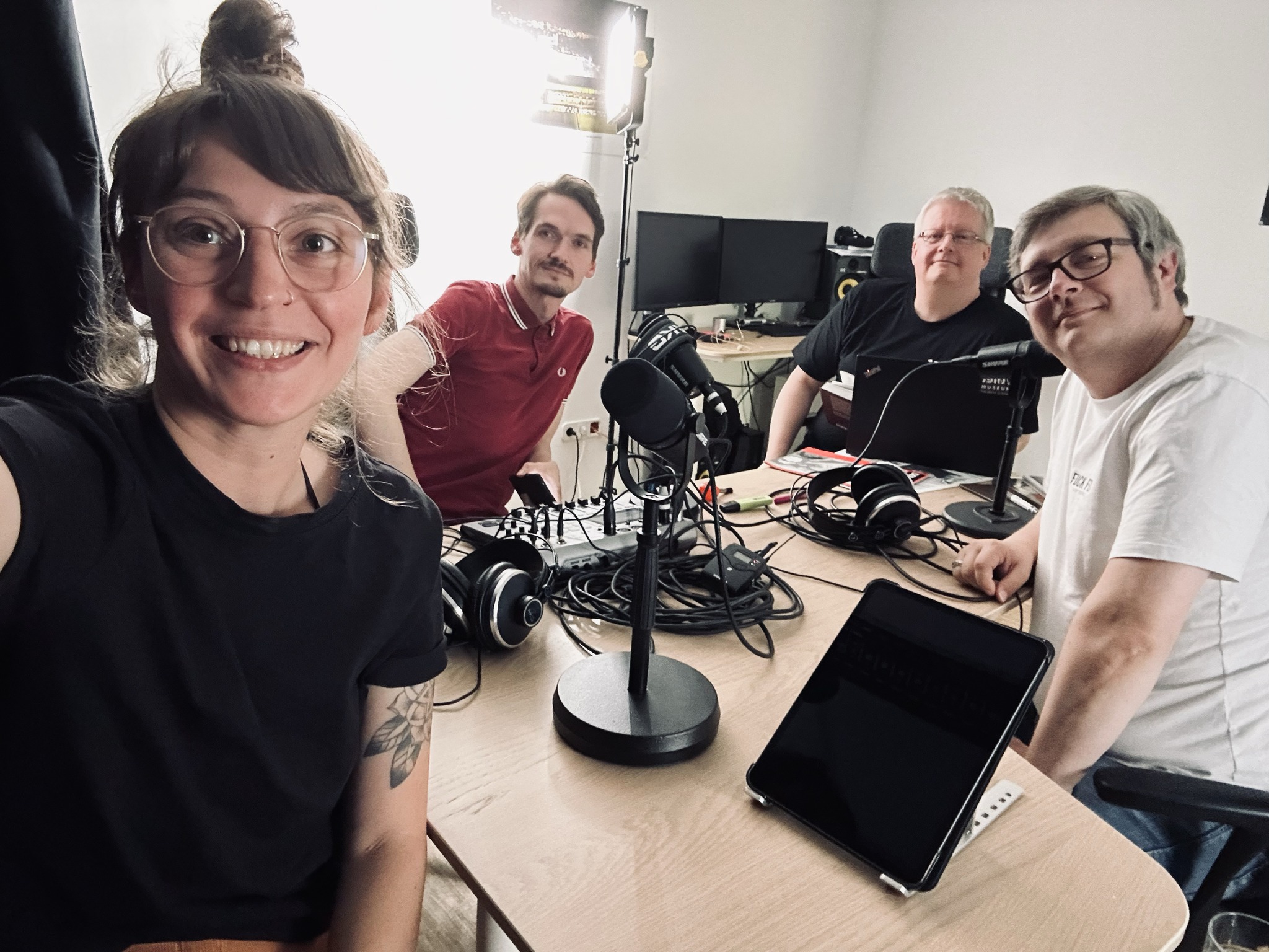 Das Team der FCSP-Geschichte(n) vom FC St. Pauli-Museum: Celina, Christopher, Thomas und Christoph (von links nach rechts) bei der Aufzeichnung.