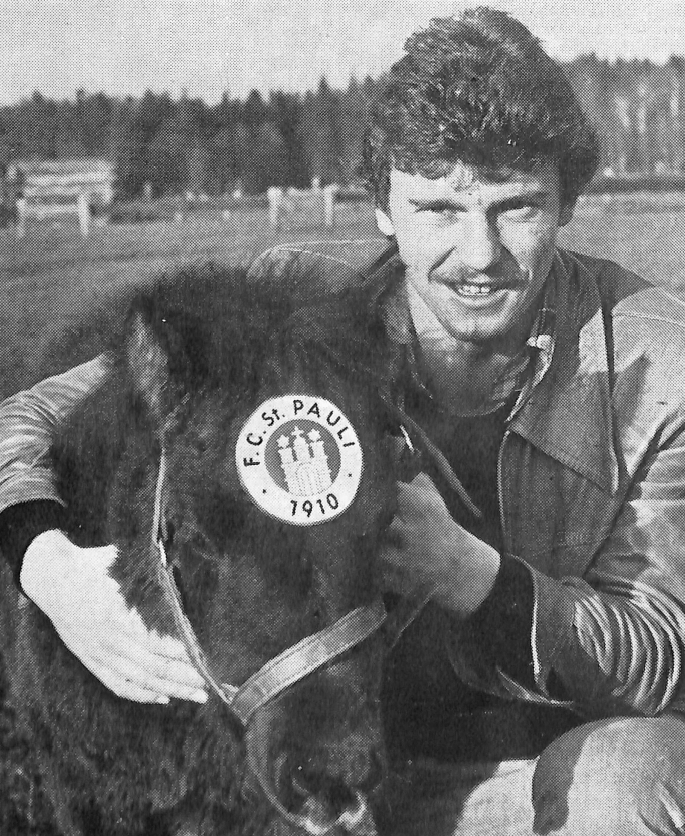 Dietmar Demuth und Vereinsmaskottchen „Paulchen“ 1976 /  Foto: FCSP/Archiv FC St. Pauli-Museum