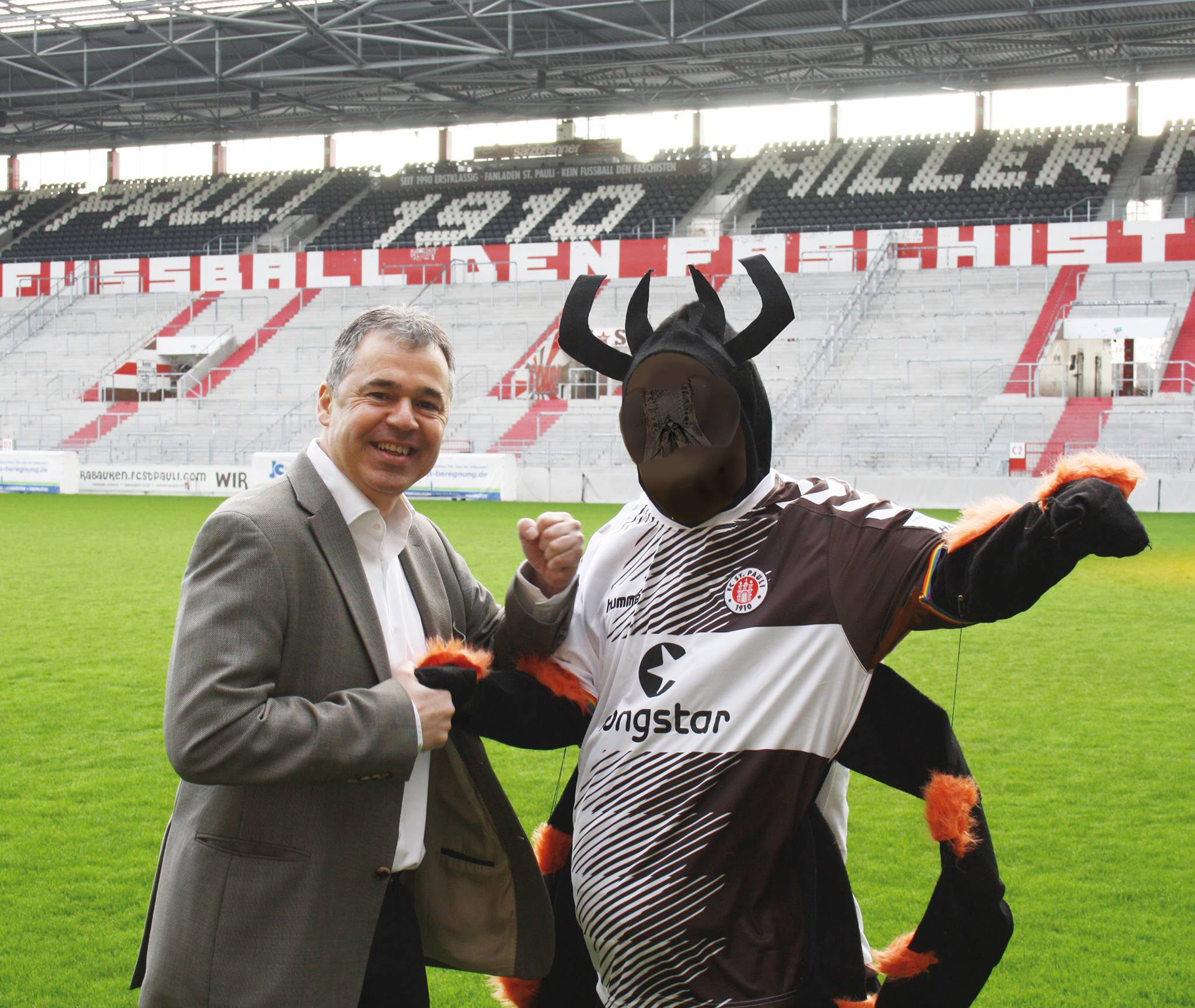 Ex-FCSP-Geschäftsleiter Andreas Rettig posiert mit „Zecki“ am Millerntor / Foto: FC St. Pauli