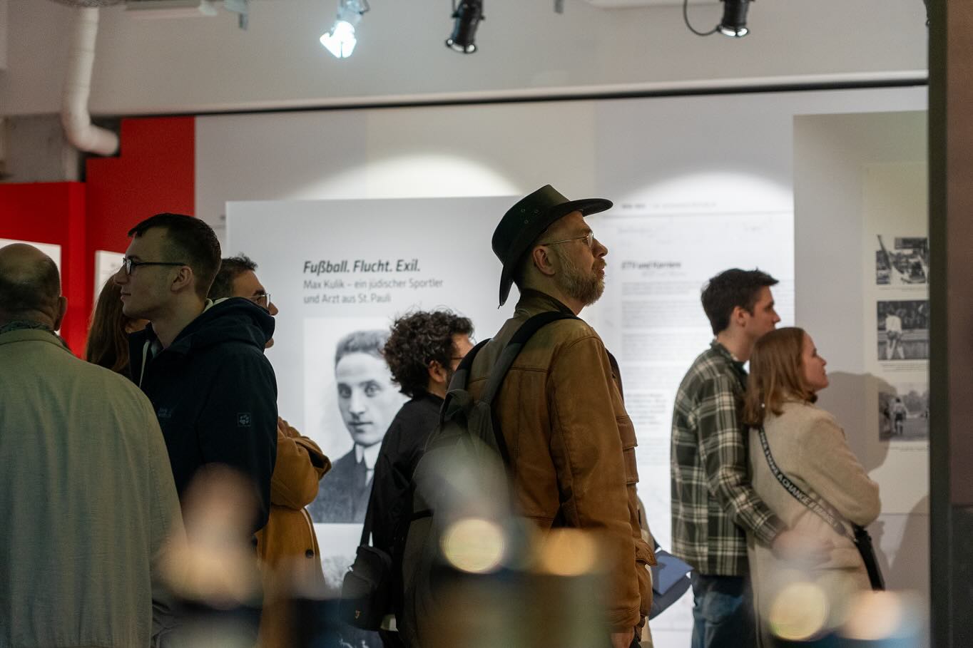 Großen Andrang gab es in allen Ausstellungsteilen – hier der Sonderausstellung über den jüdischen Arzt und Fußballer Max Kulik.