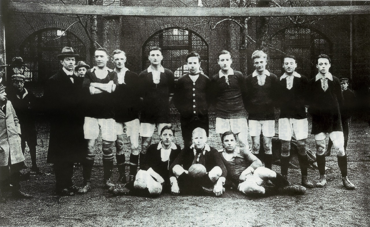 Die 1. Mannschaft des FC St. Pauli ca. 1919: Selig Cahn ist im Bild der 2.v.r., stehend.