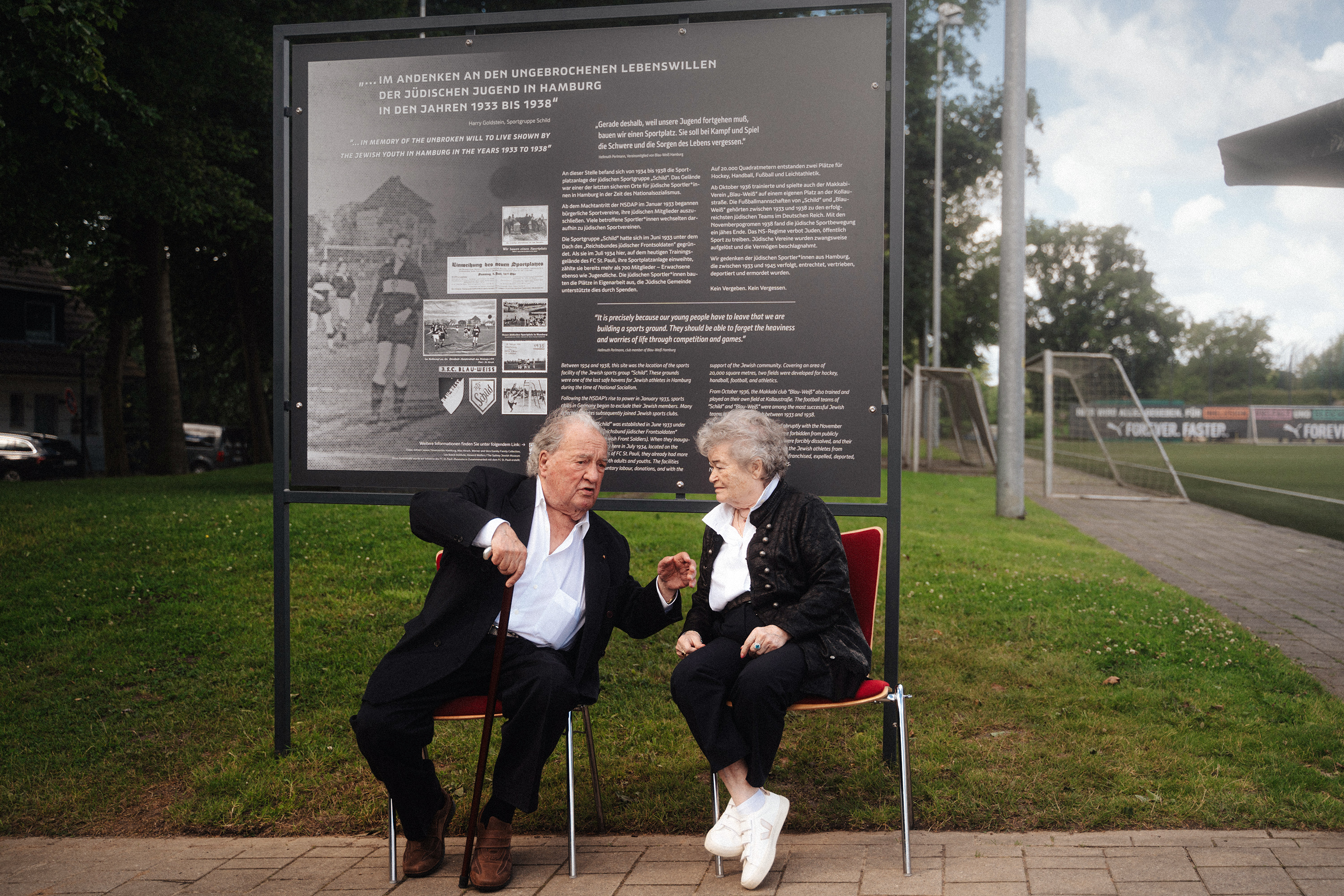 Der Holocaust-Überlebende Ivar Buterfas-Frankenthal sitzt gemeinsam mit seiner Frau Dagmar vor der Gedenktafel.
