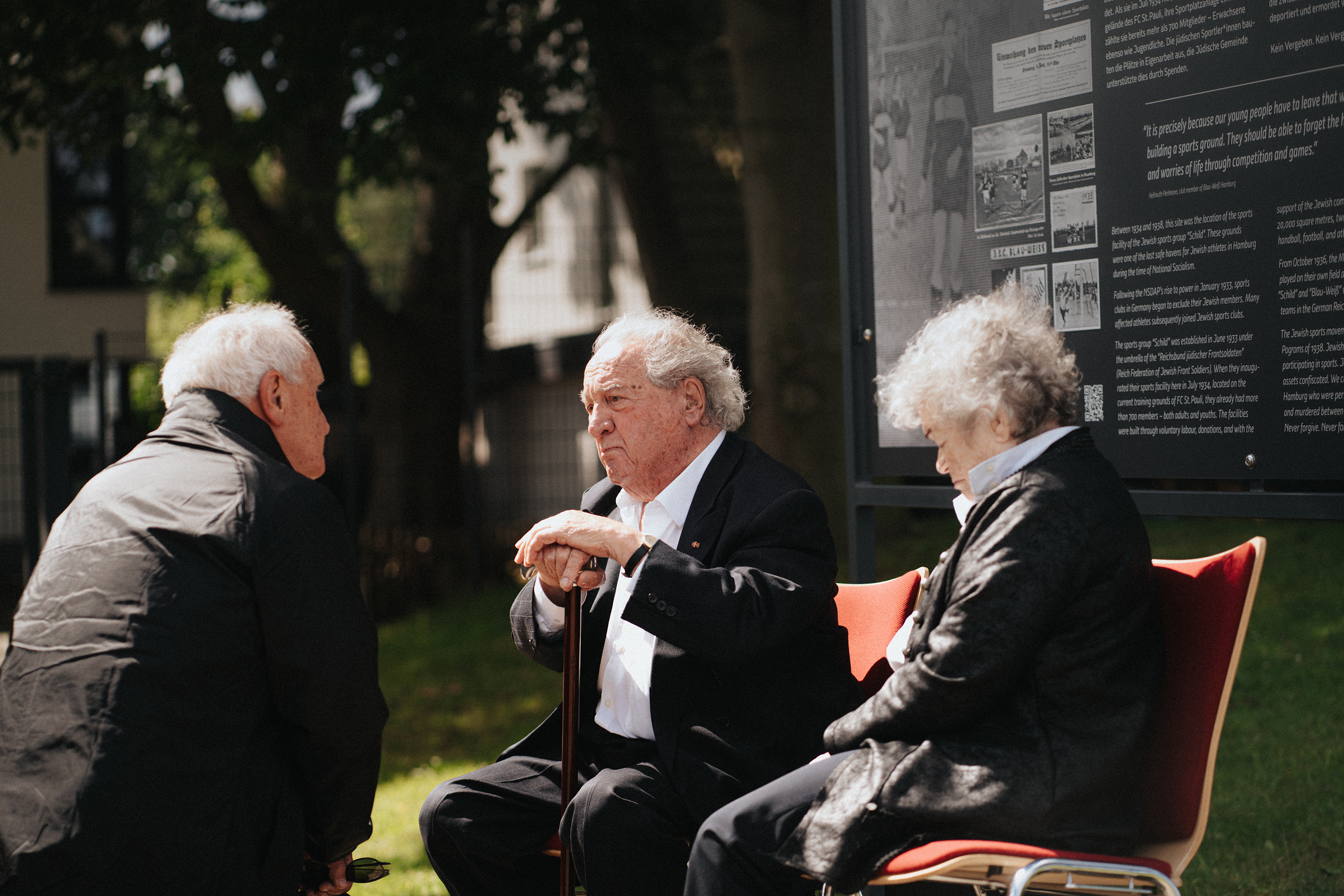 Vizepräsident Jochen Winand im Gespräch mit dem Holocaust-Überlebenden Ivar Buterfas-Frankenthal und dessen Frau Dagmar.