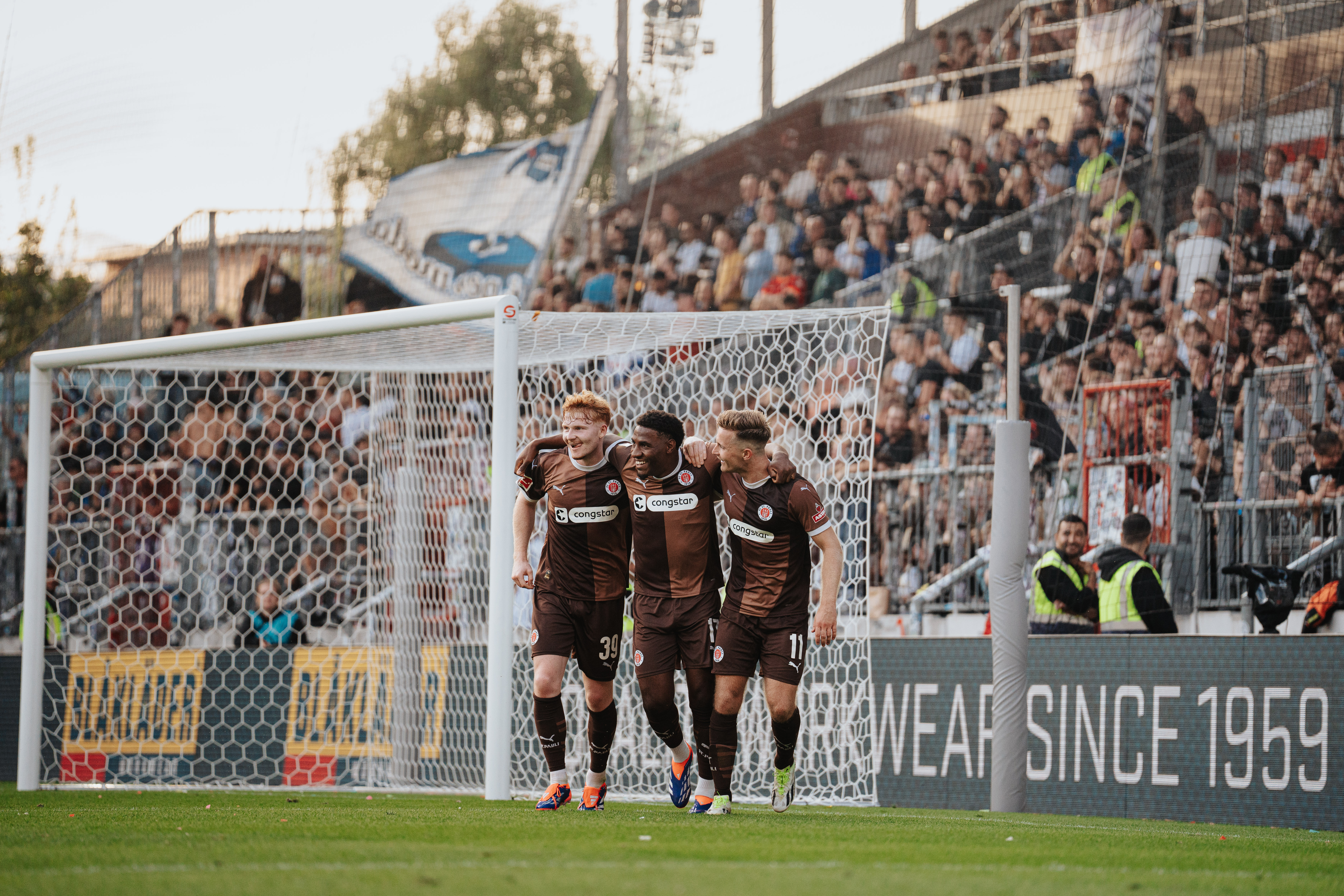 Robert Wagner, Oladapo Afolayan und Johannes Eggestein Arm in Arm nach dem 2:0.