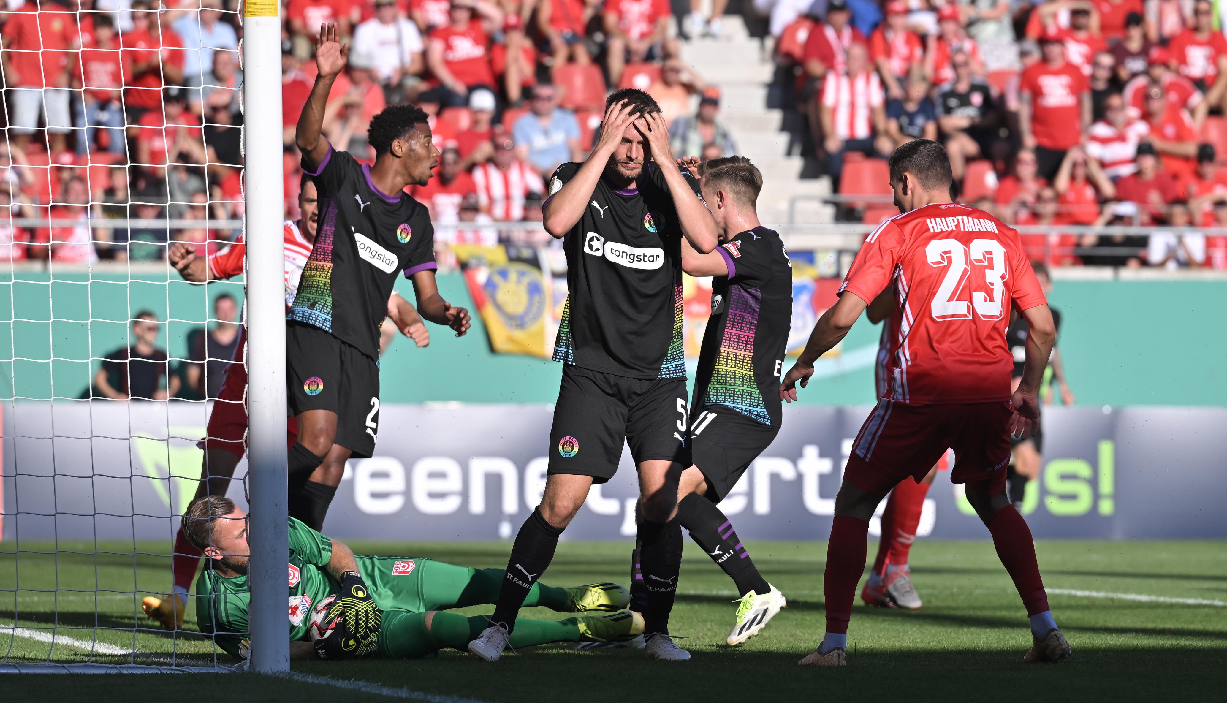 Die 10. Minute: Hauke Wahl ärgert sich über den verpassten Führungstreffer von Morgan Guilavogui. Keine 60 Sekunden später ging der HFC dann in Führung.