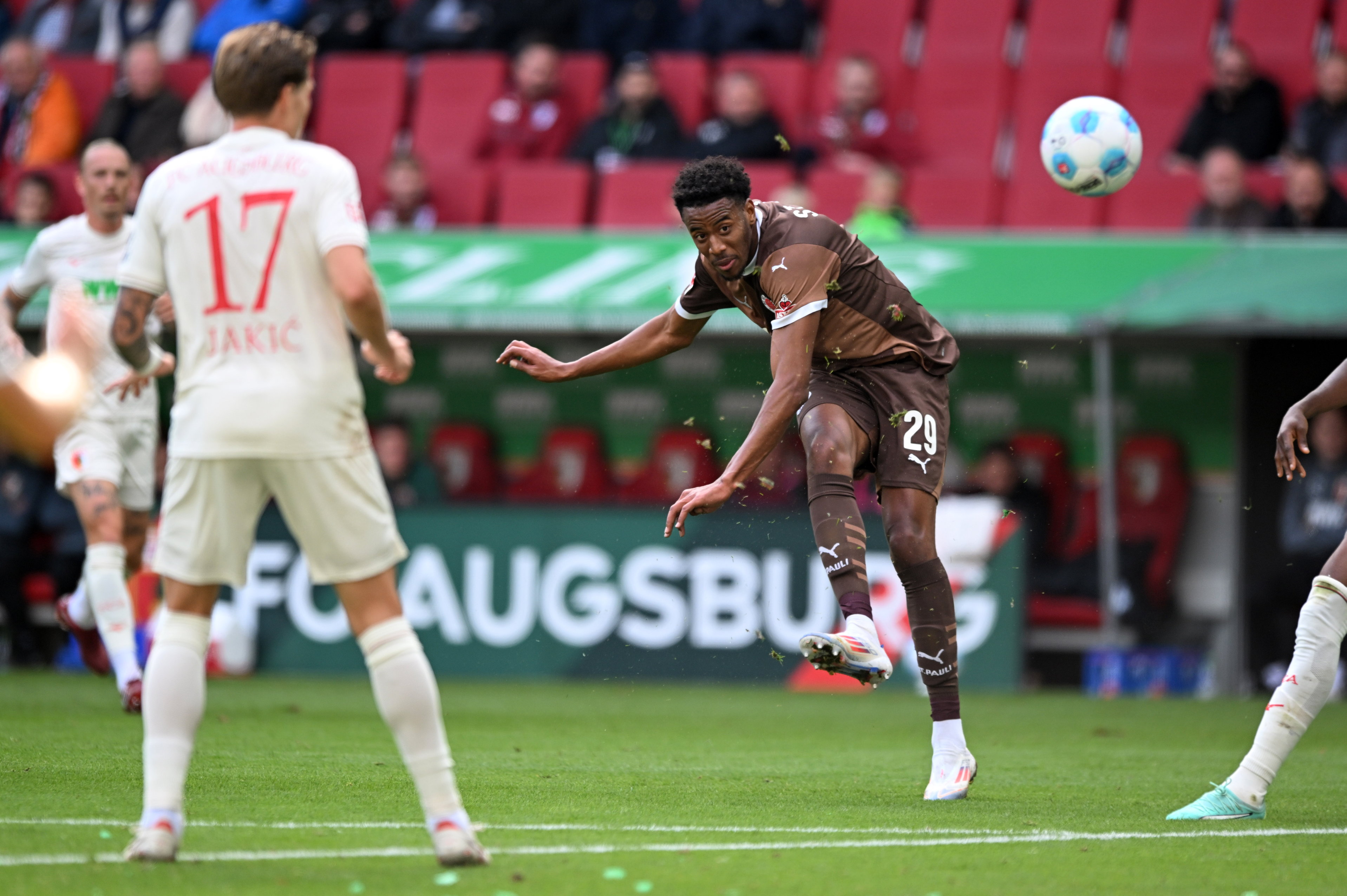 Morgan Guilavogui attempts a shot in the 30th minute but left the field soon after carrying an injury.