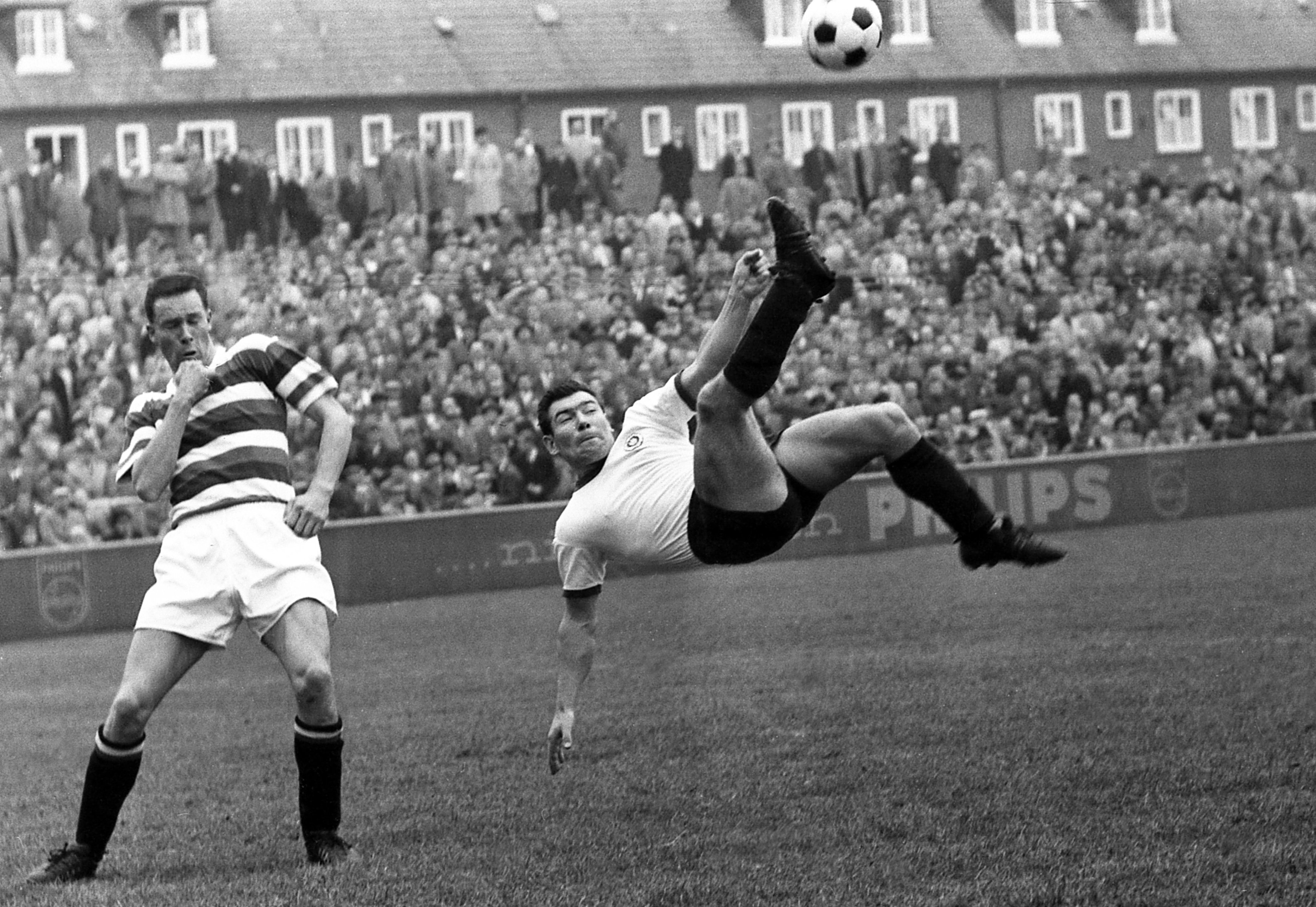 Peter „Oschi“ Osterhoff (rechts, beim 2:1-Auswärtssieg gegen gegen Altona 93 am 13.10.1962) ist mit über 170 Toren für Braun-Weiß der erfolgreichste Torjäger der Vereinsgeschichte. Am Sonntag (22.09.) gibt er mit seinen Teamkameraden Autogramme im FC St. Pauli-Museum!