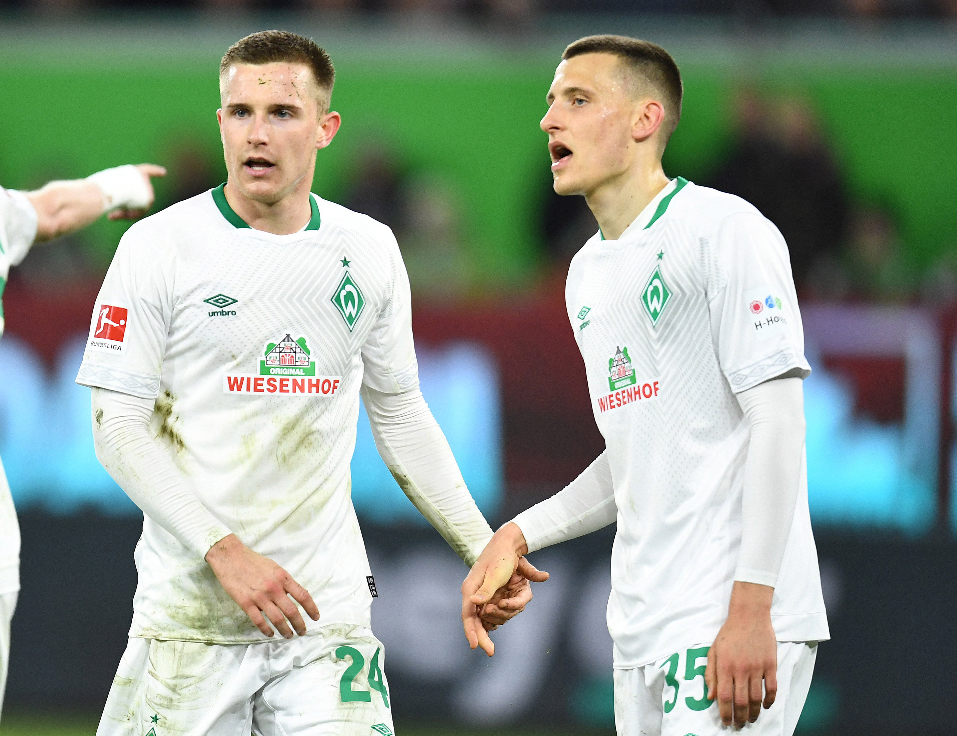 Johannes Eggestein und sein Bruder Maximilian Seite an Seite im Trikot von Werder Bremen.