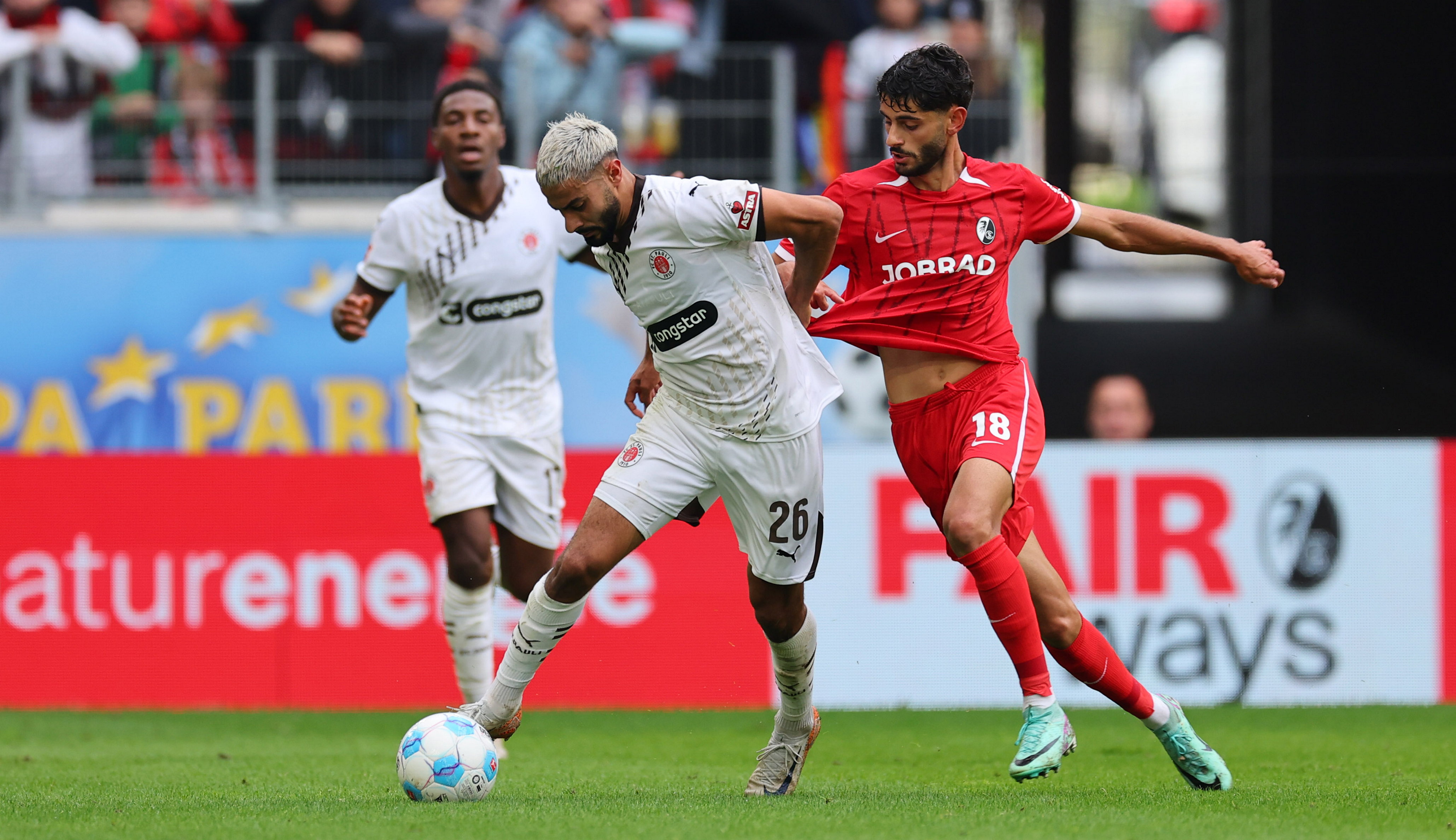 Elias Saad (here in a duel with Eren Dinkçi) was a constant presence in the offence, but like all the Kiezkickers also worked hard defensively.