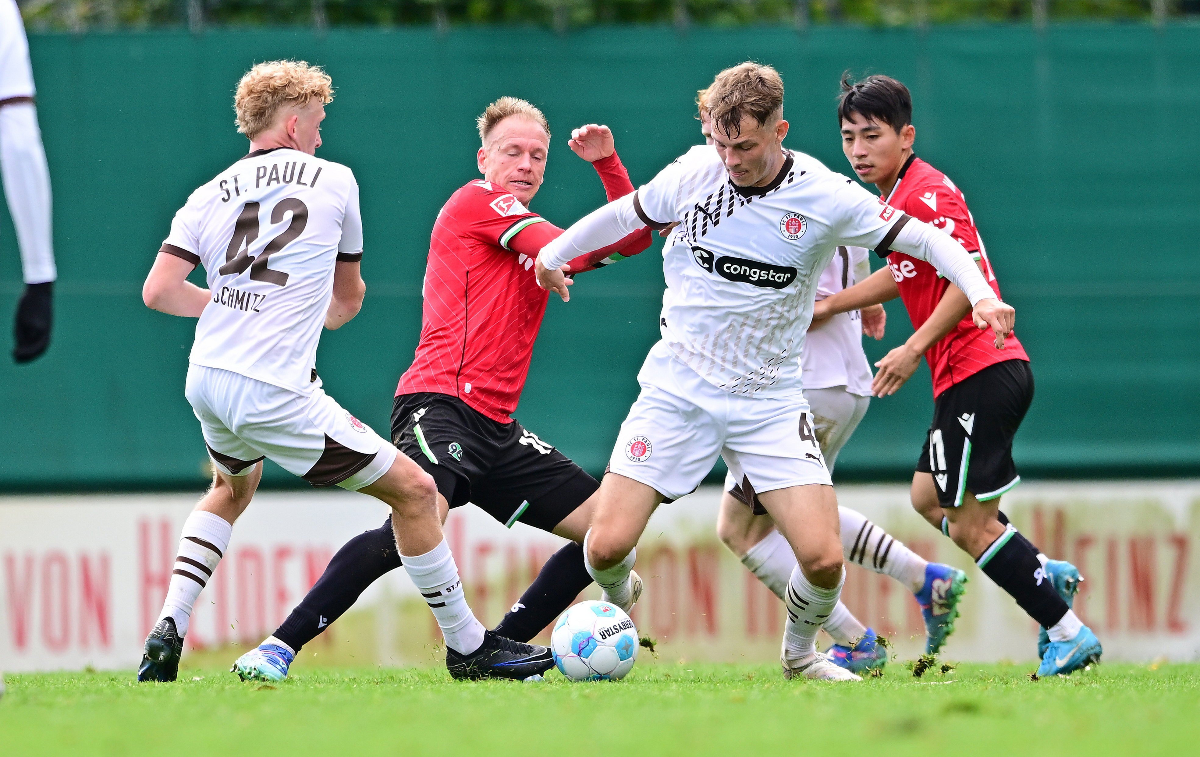 David Nemeth (re.) behauptet den Ball gegen Håvard Nielsen.