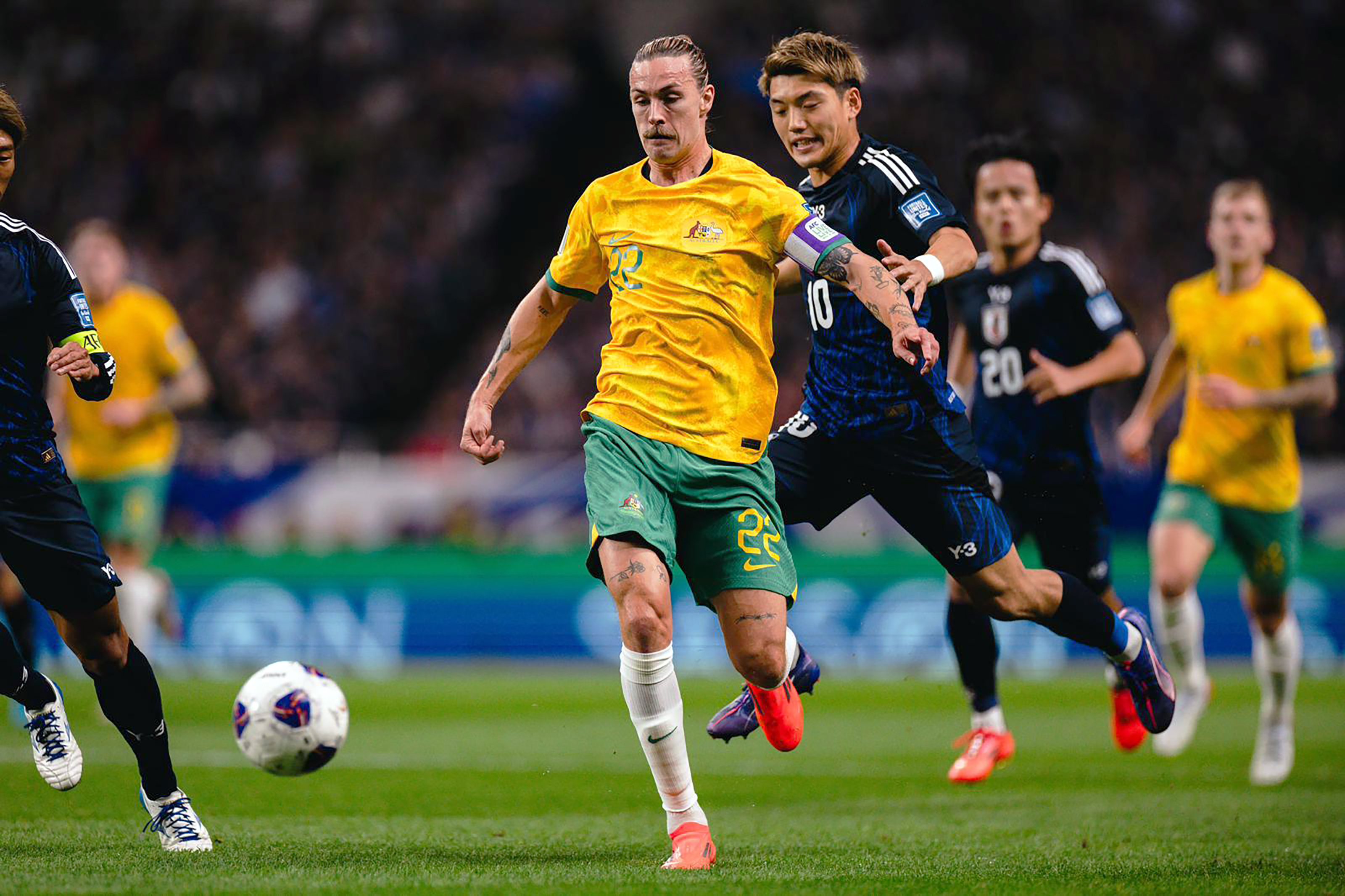 Jackson Irvine im Duell mit Japans Ritsu Doan.