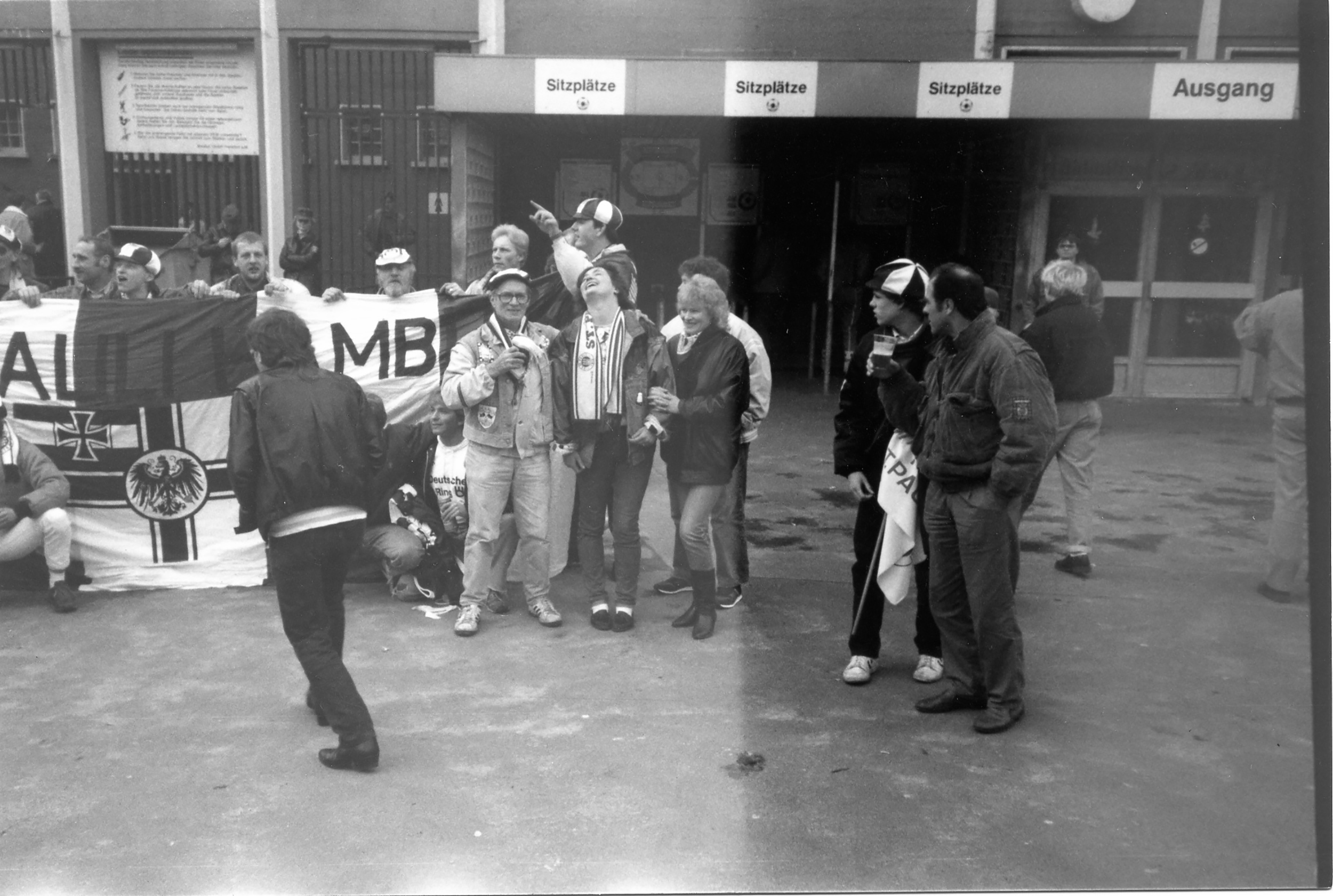 FC St. Pauli-Fans im Jahr 1988 mit Reichskriegsflagge