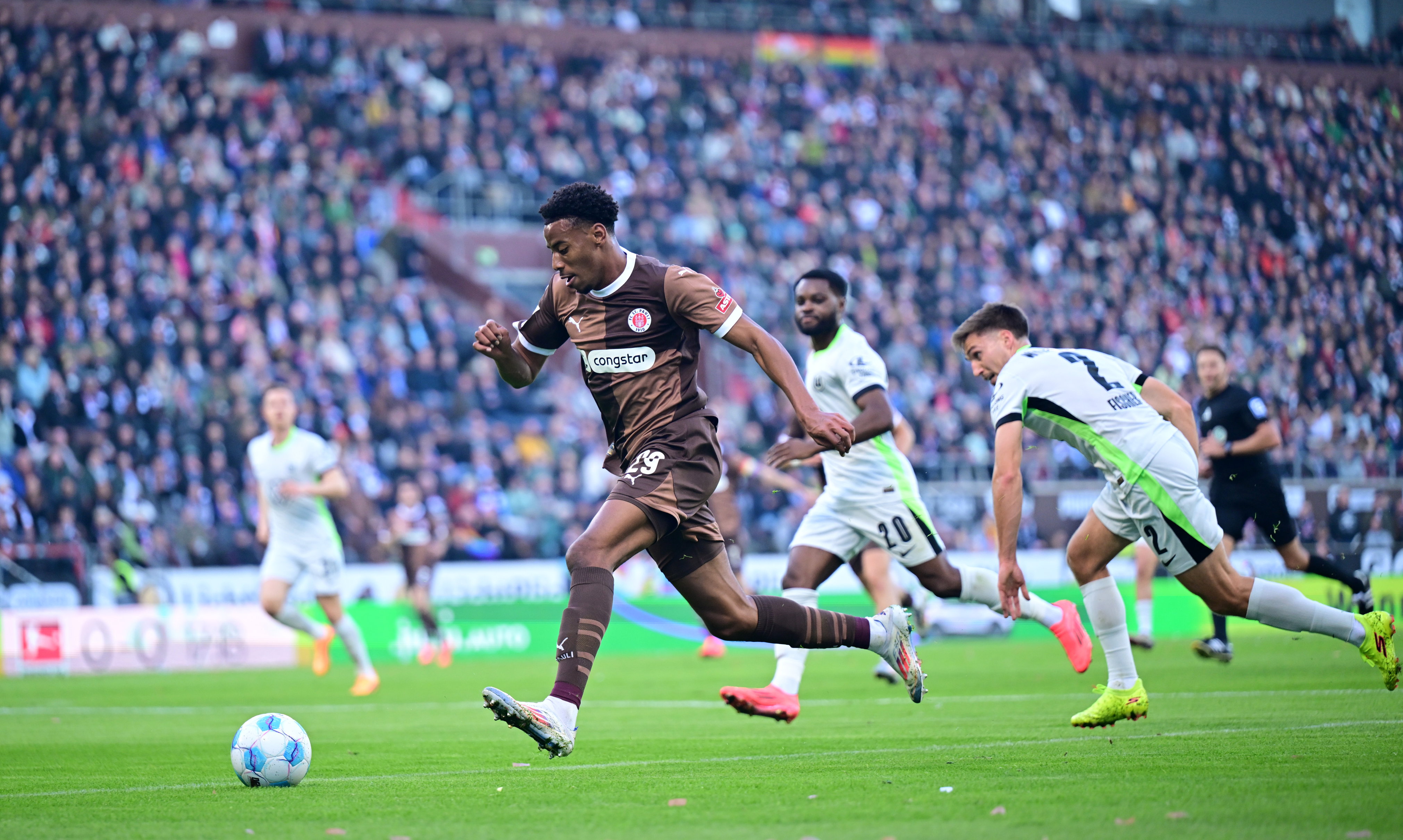 Much of the first-half play went through Morgan Guilavogui, who proved unstoppable for the Wolfsburg defence on several occasions.