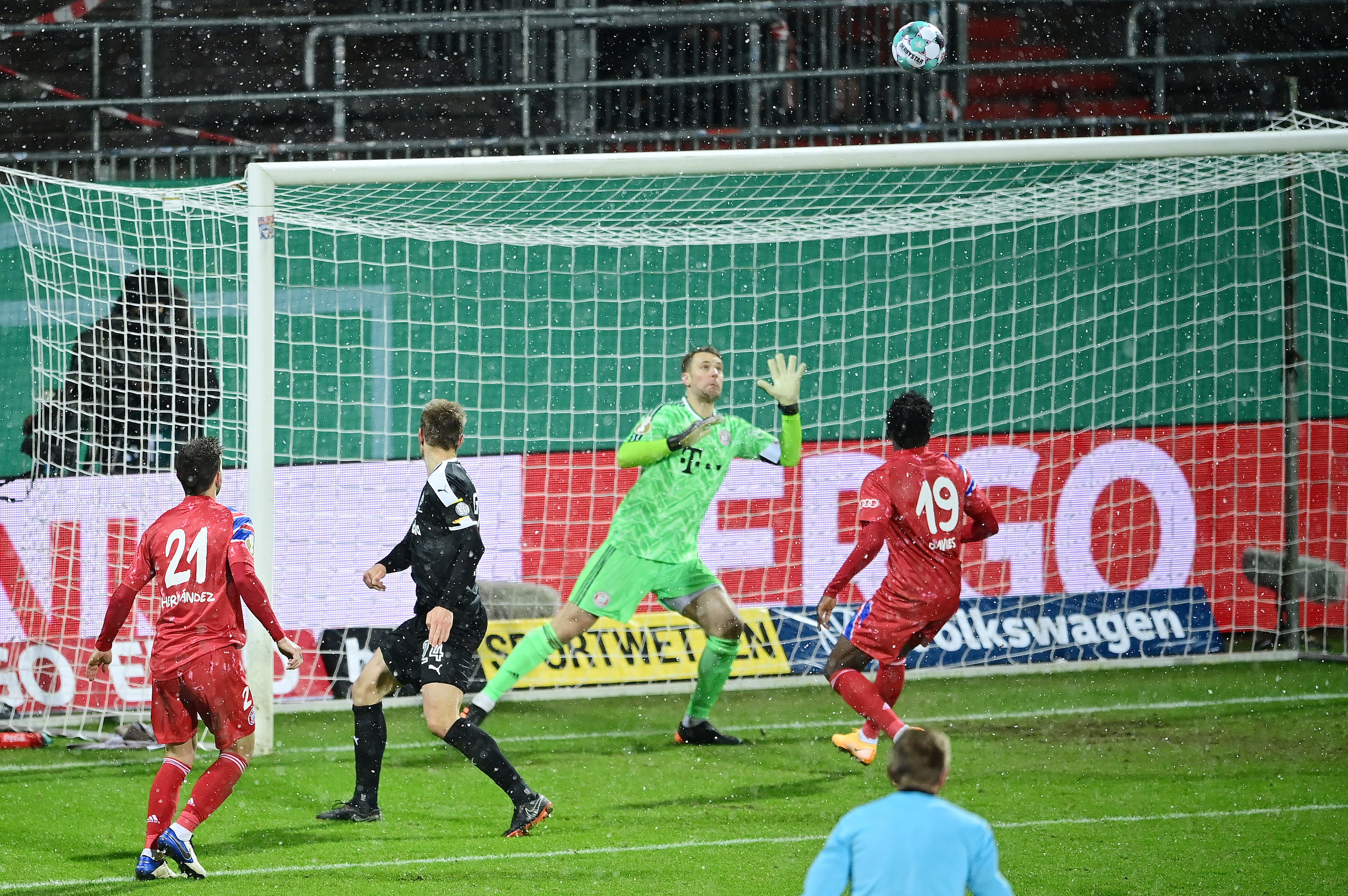 Hauke Wahl überwindet Bayerns Torwart Manuel Neuer im DFB-Pokalspiel mit Holstein Kiel im Januar 2021.