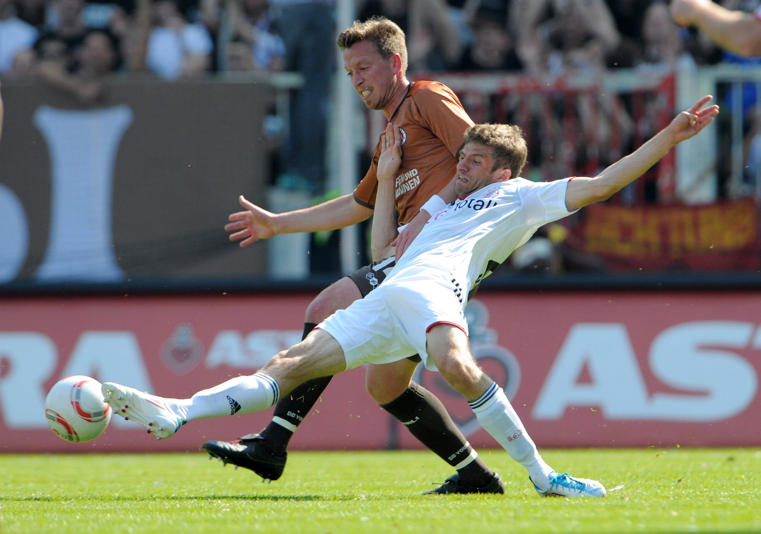 Marcel Eger im Duell mit Thomas Müller beim letzten Spiel des FC St. Pauli gegen Bayern München im Mai 2011.