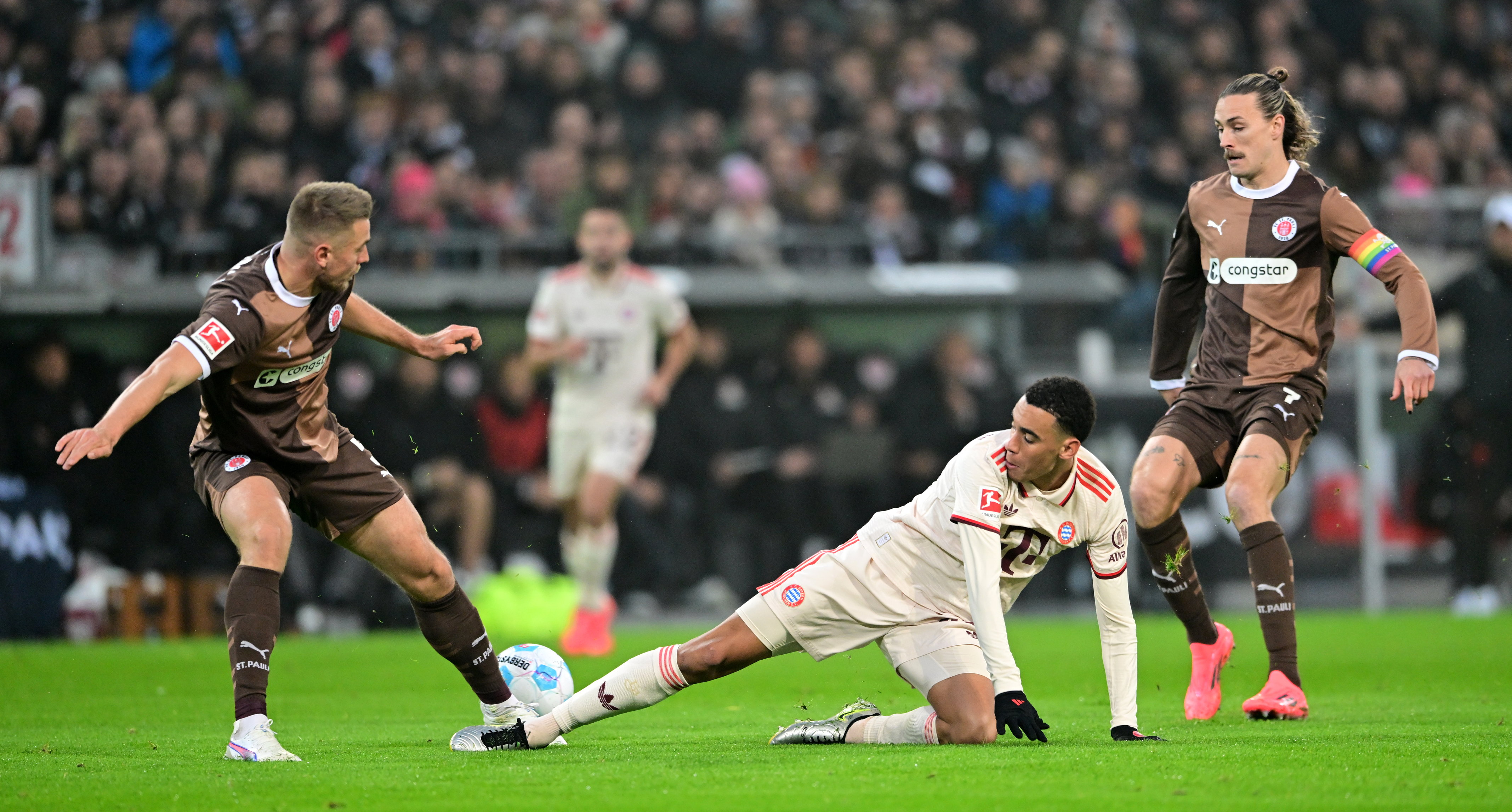 Hauke Wahl und Jackson Irvine im Duell mit Jamal Musiala.