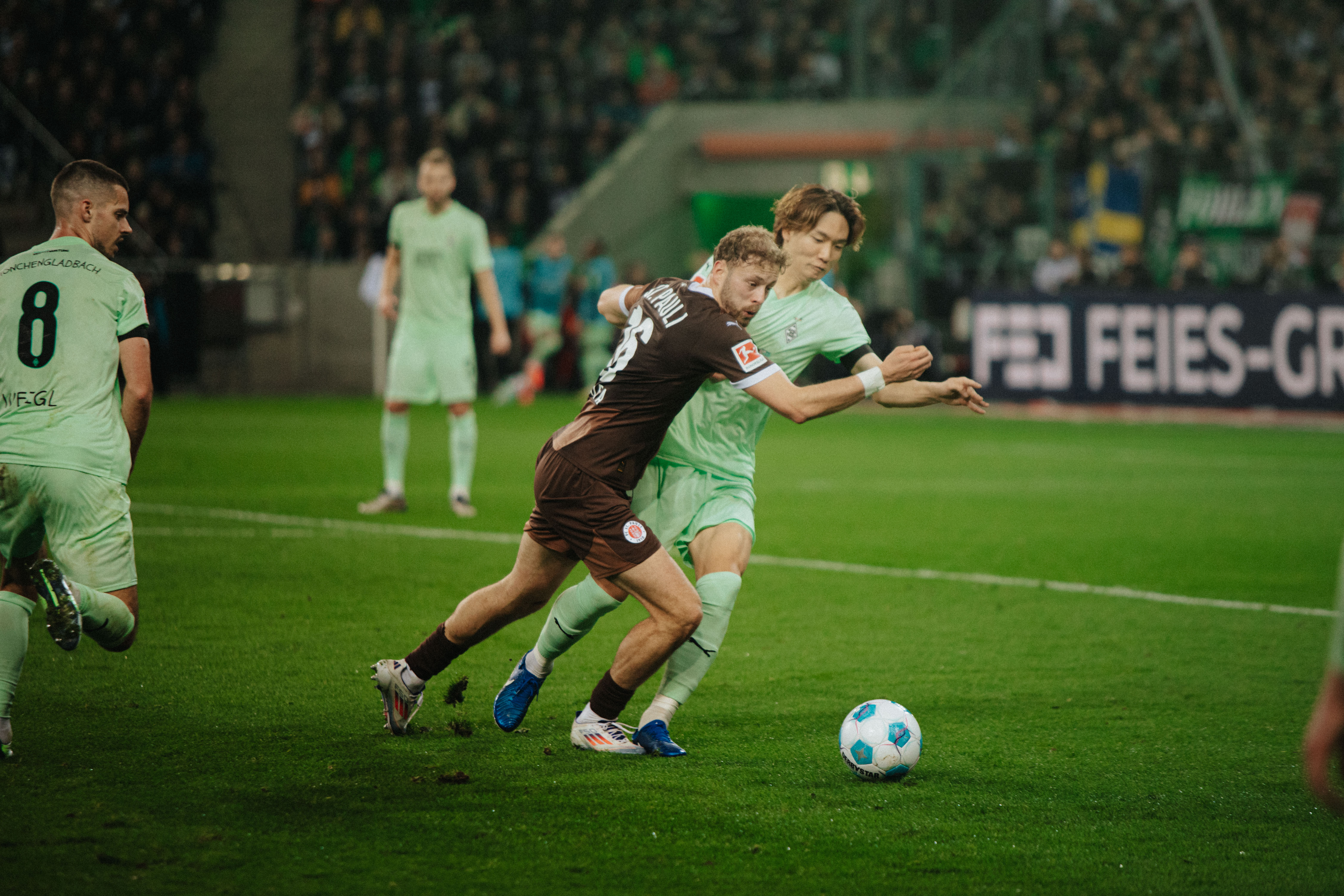 Hartes Duell: Carlo Boukhalfa kämpft mit Ko Itakura um den Ball.