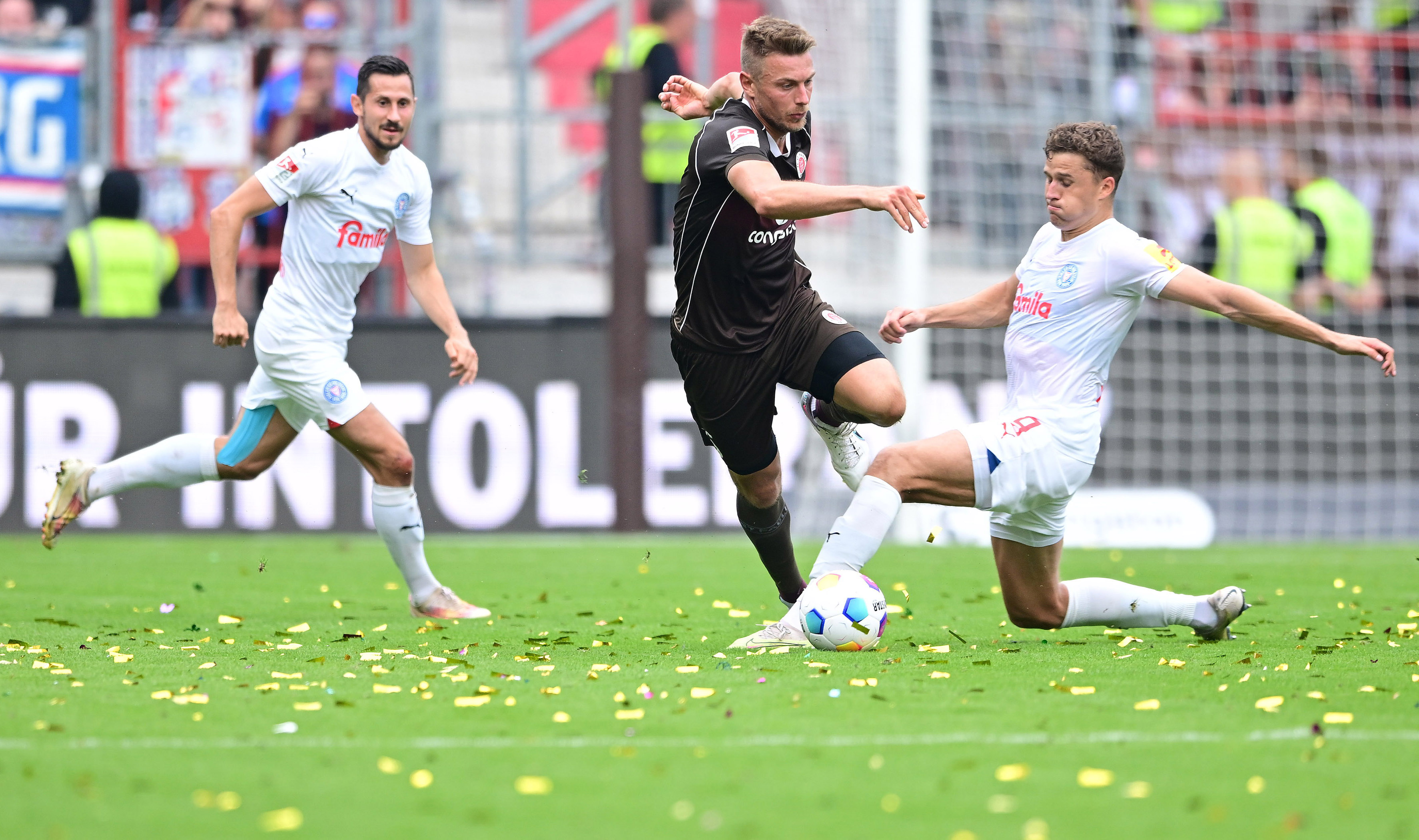 Hauke Wahl im Duell mit Kiels Benedikt Pichler beim 5:1-Heimsieg im September 2023.