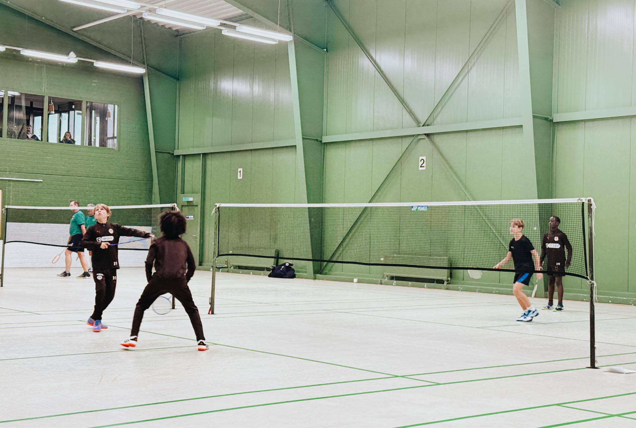 Young Rebels beim Badminton.