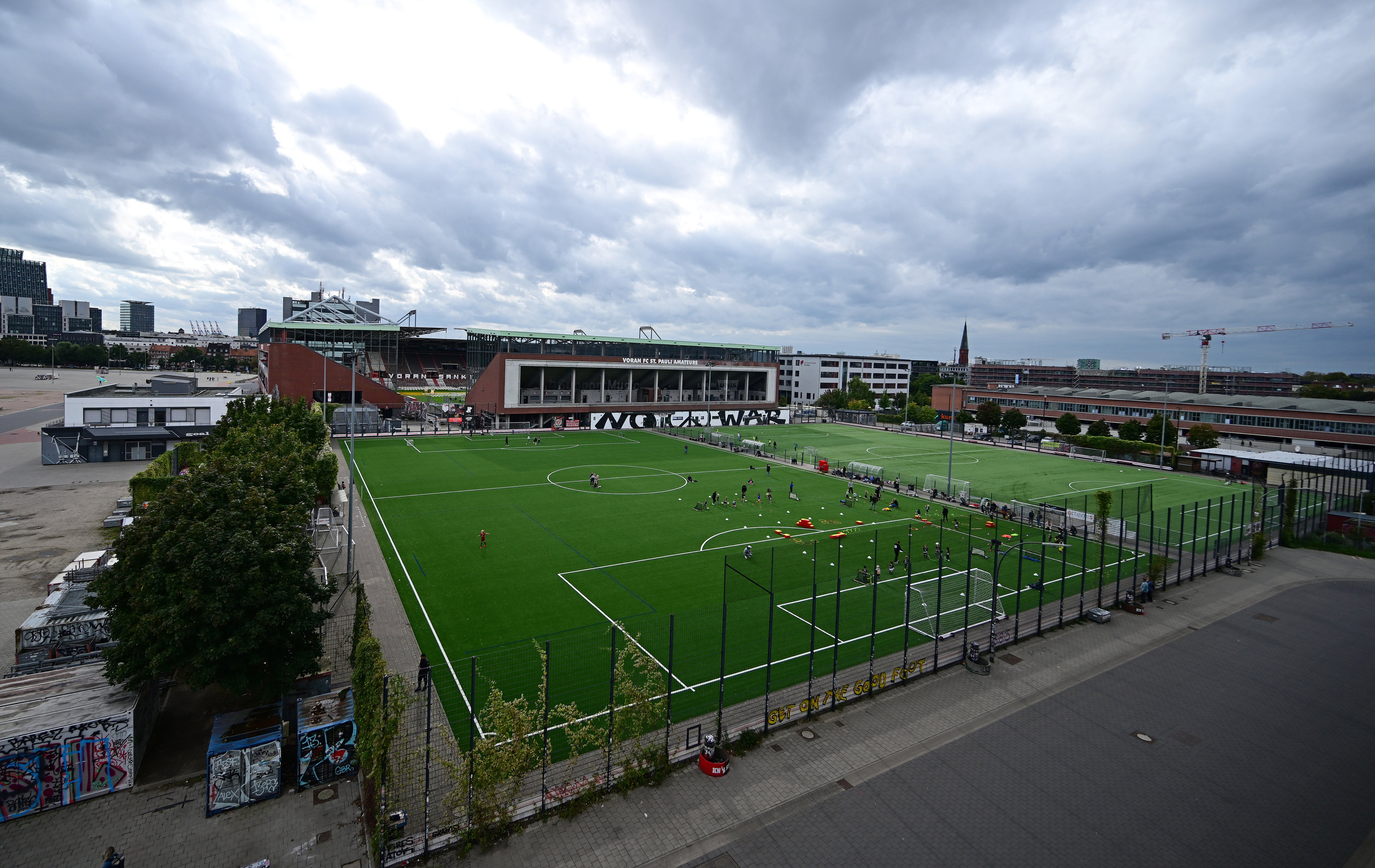 Auf den Kunstrasenplätzen hinter der Nordtribüne des Millerntor-Stadions tragen unsere Herrenfußballteams ihre Heimspiele aus.