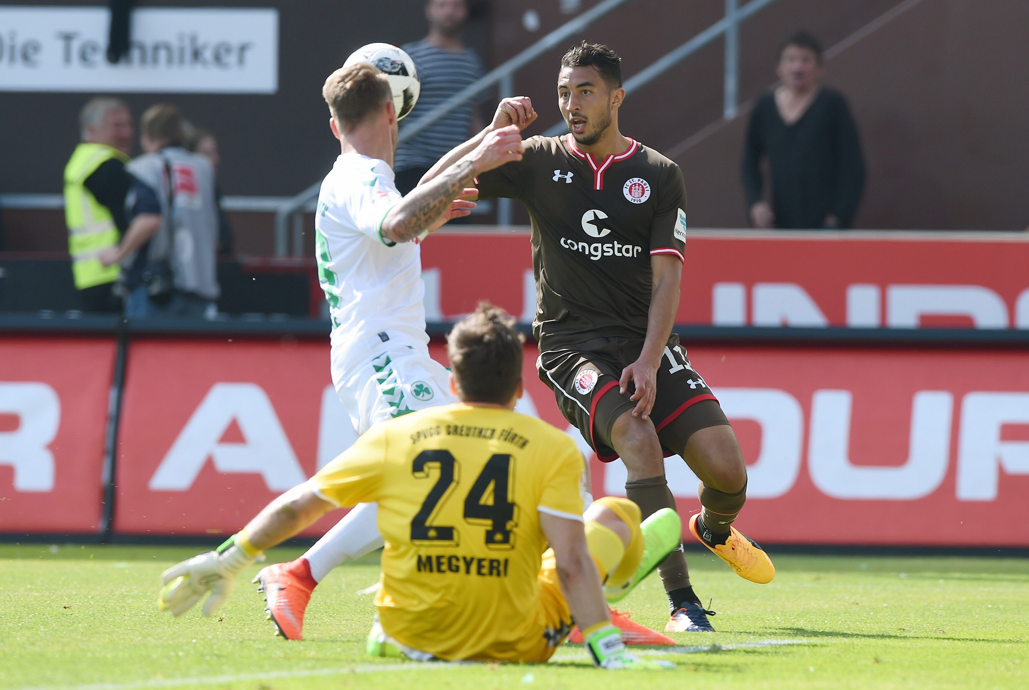 Die beste Chance auf den Ausgleich vor der Pause: Bouhaddouz scheitert an Megyeri.