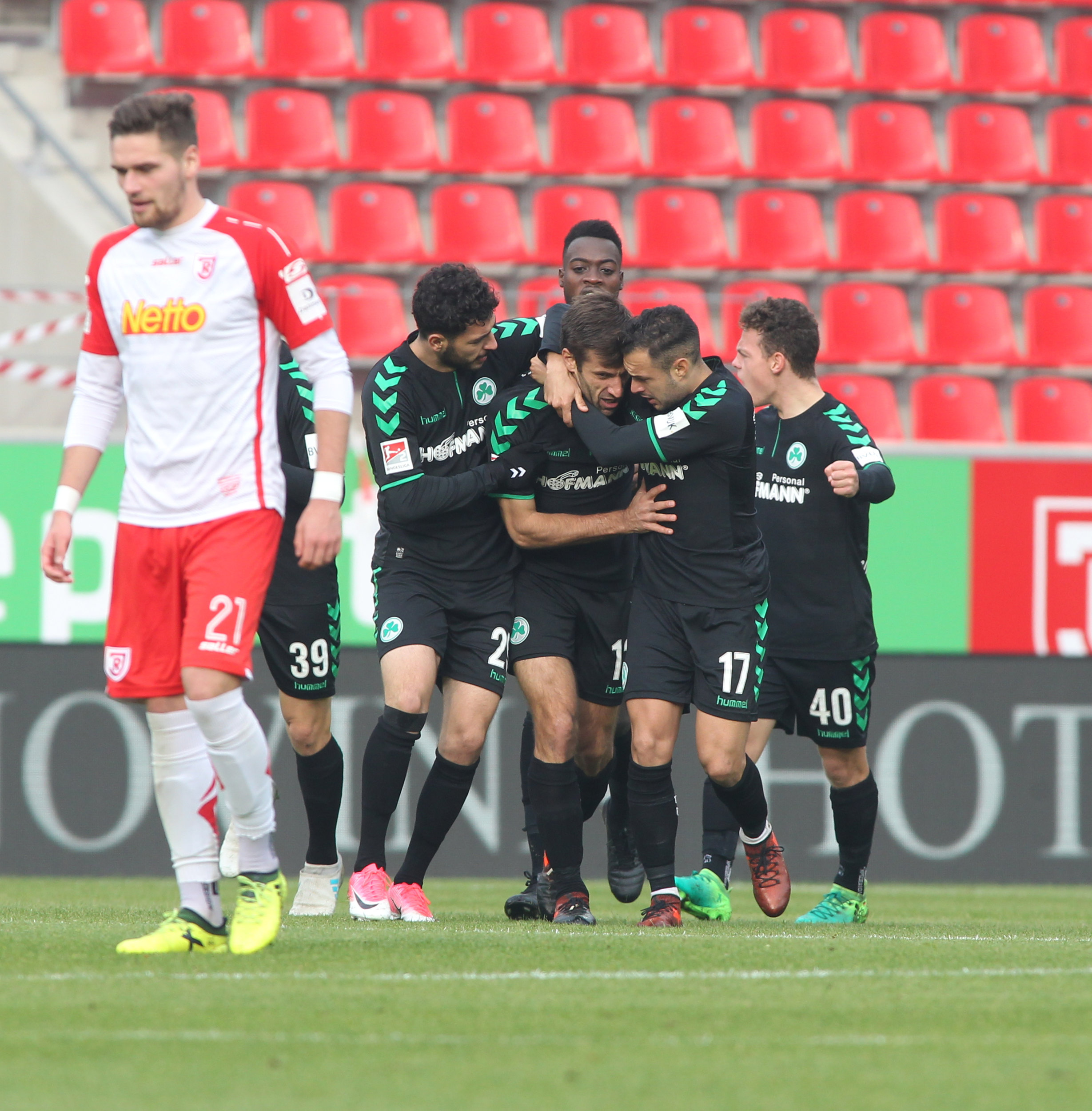 Gegen den SSV Jahn Regensburg erzielte Marco Caligiuri (mi.) das zwischenzeitliche 2:2, am Ende siegte der SSS mit 3:2.