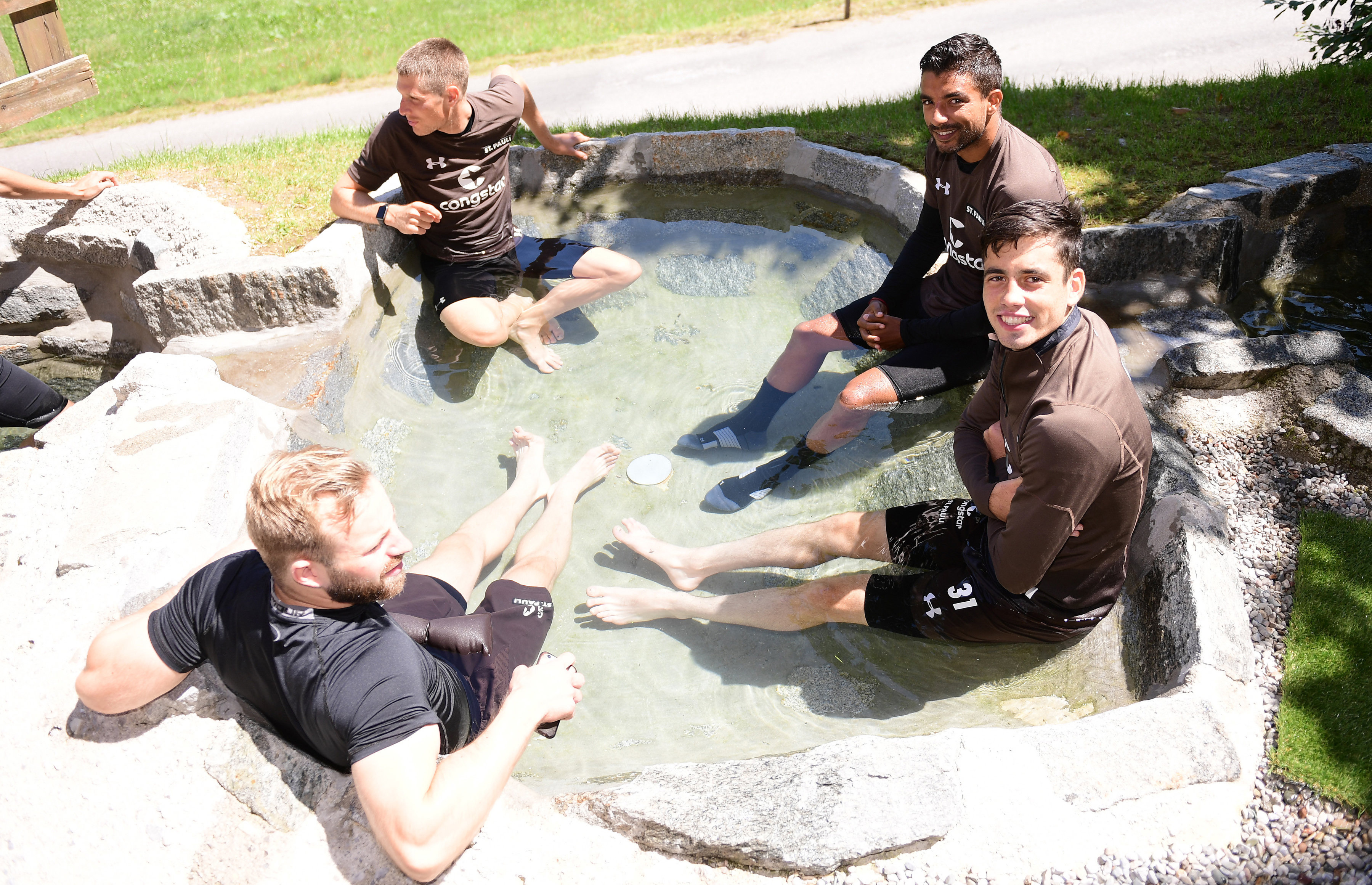 Jan-Marc Schneider (unten links), Daniel Buballa (oben links), Sami Allagui (oben rechts) und Ersin Zehir (unten rechts) nutzten nach dem Training das erfrischende Kaltwasserbecken.