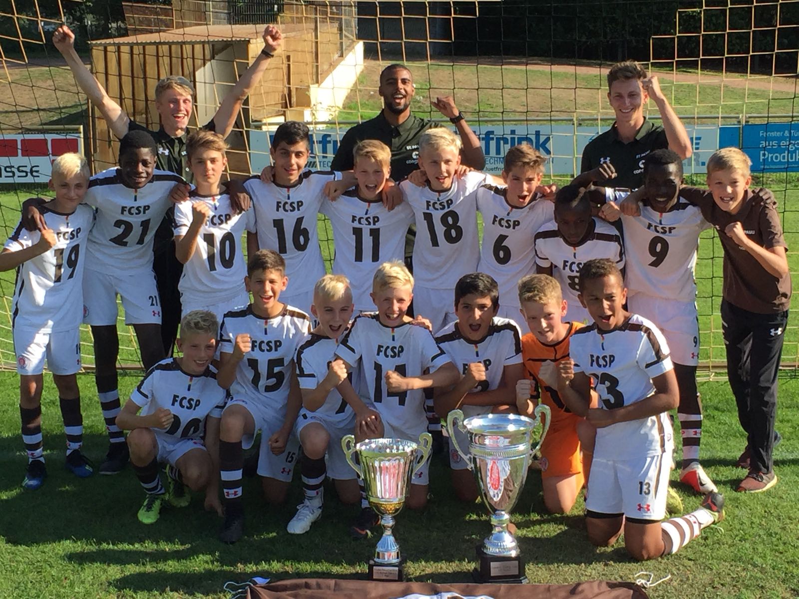 Allen Grund zum Jubeln: Unsere U13 nach dem Finalsieg beim Friedel-Elting-Cup in Bocholt