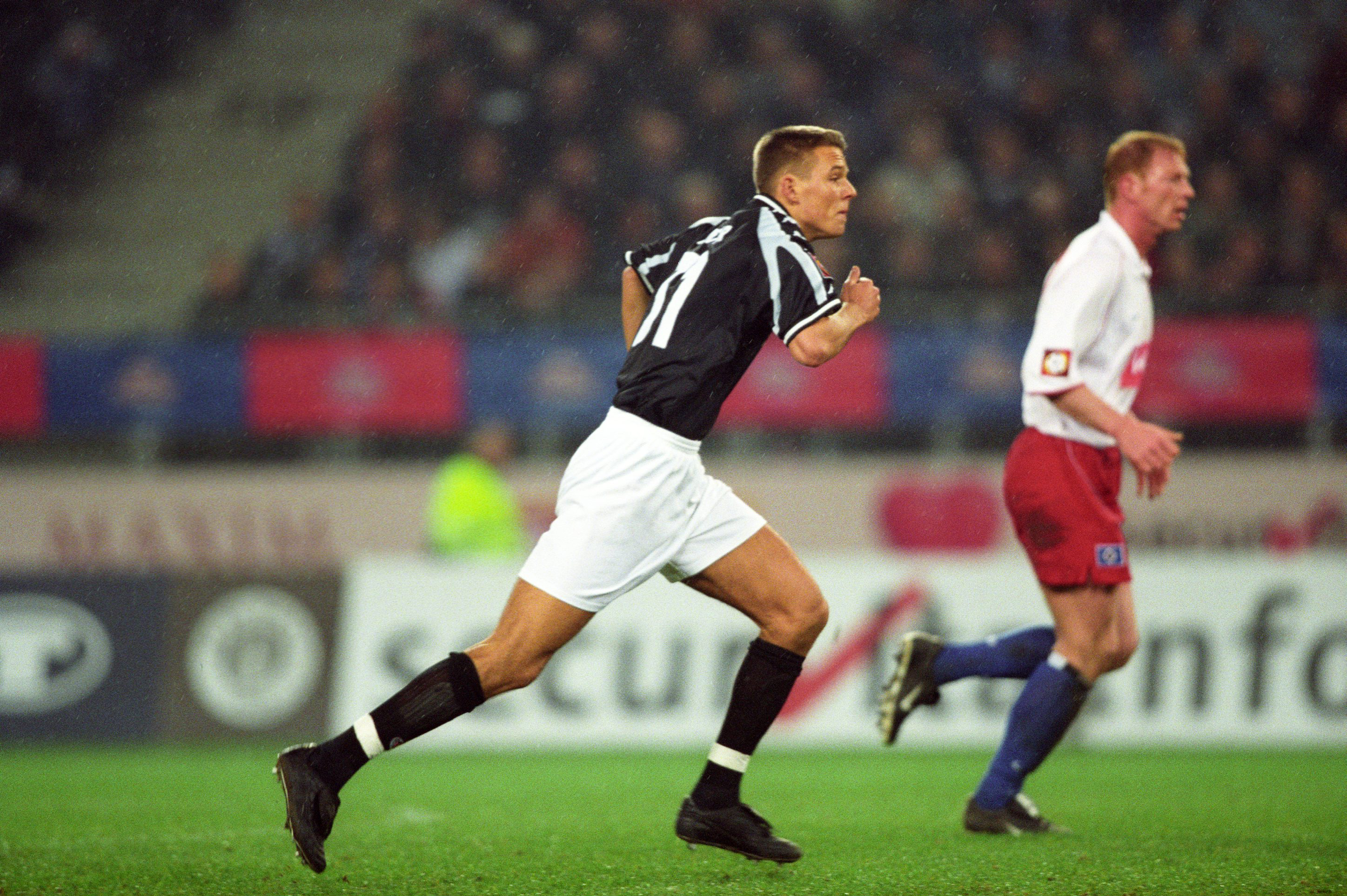 Alex Meier im Derby beim Hamburger SV am 19. April 2002 - im Hintergrund: "Rothose" Jörg Albertz