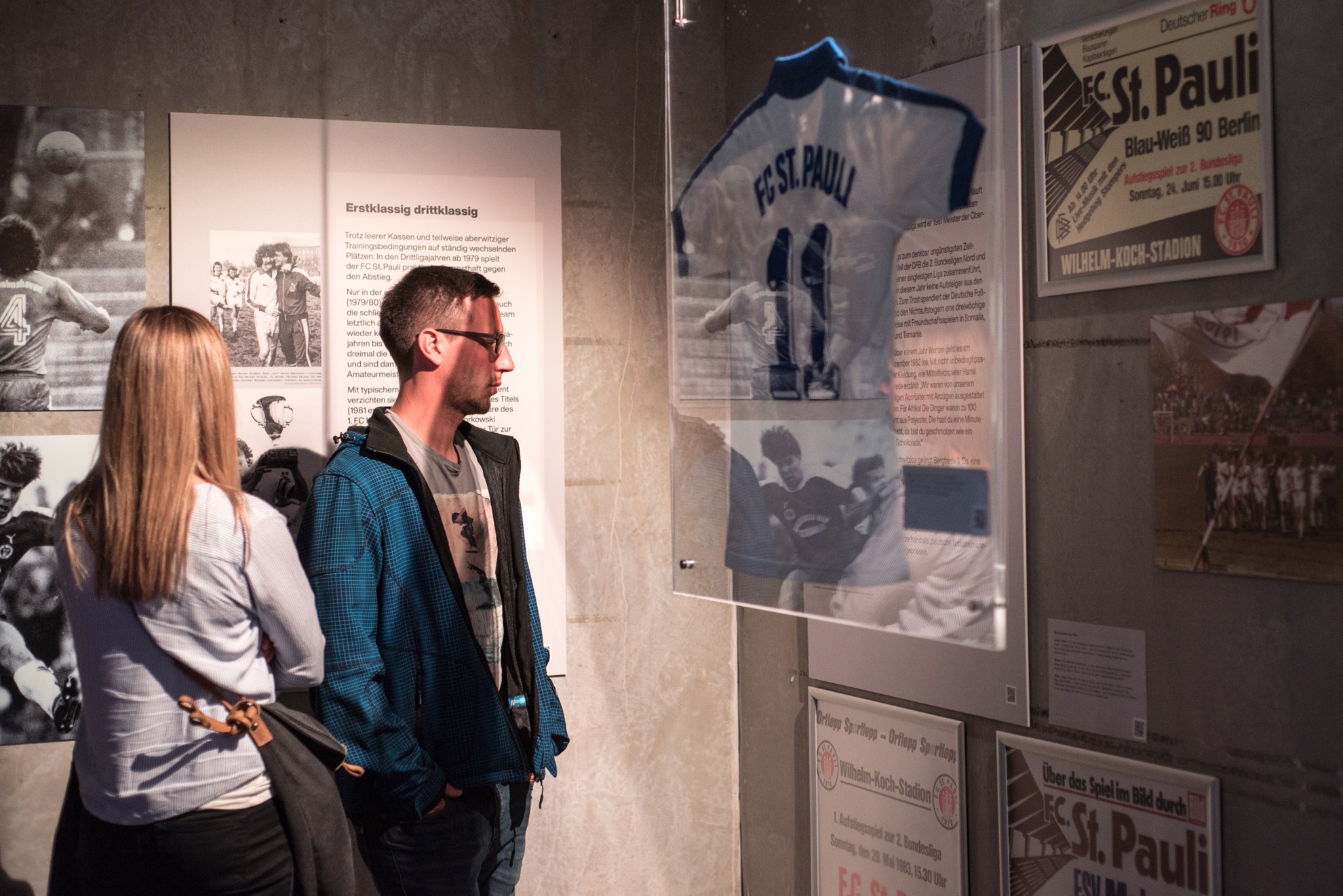 Während der gesamten Langen Nacht stieß die KIEZBEBEN-Ausstellung auf großes Interesse – hier der Bereich „Vorbeben“ mit raren Sammlerstücken aus der Zeit von 1979 bis 1985.