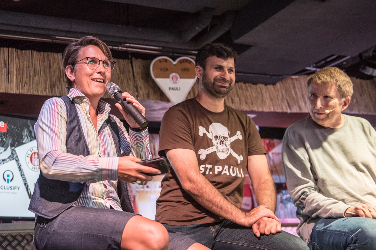 Christina Marx (Aktion Mensch), Serdal Celebi (FC St. Pauli-Blindenfußball) und Moderator Rainer Wulff bei der Technologiepremiere im FC St. Pauli-Museum.