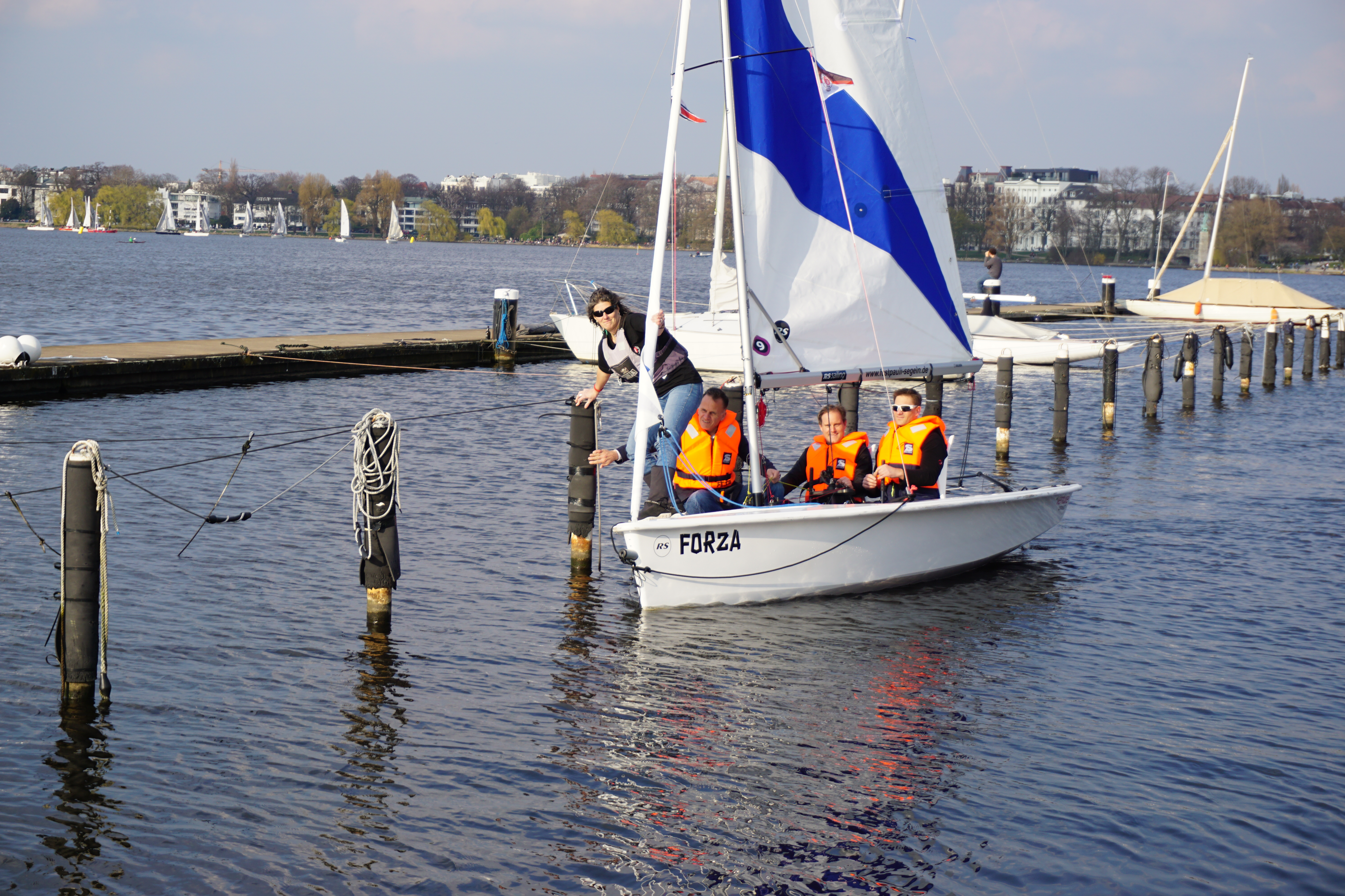 Das inklusive Segelboot auf der Alster