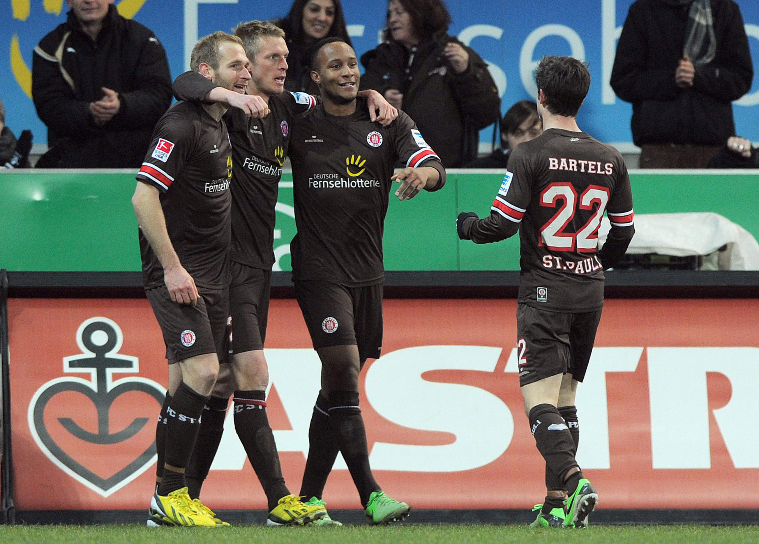 In der Saison 2012/13 waren Christopher Avevor (rechts neben Florian Kringe und Marius Ebbers) und Fin Bartels (rechts) Teamkollegen.