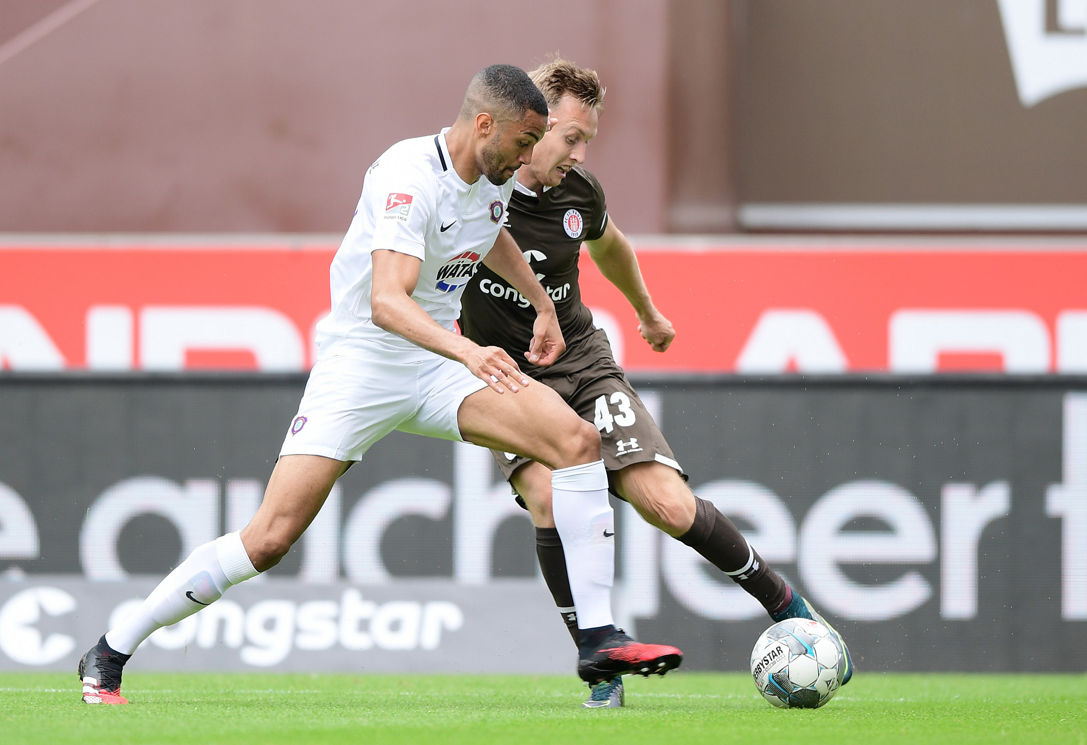 Beim 2:1-Heimsieg gegen Erzgebirge Aue bereitete Sebastian Ohlsson (hier gegen Malcolm Cacutalua) das 1:0 durch Dimitrios Diamantakos vor. Es war Ohlssons einziger Assists in der Vorsaison.