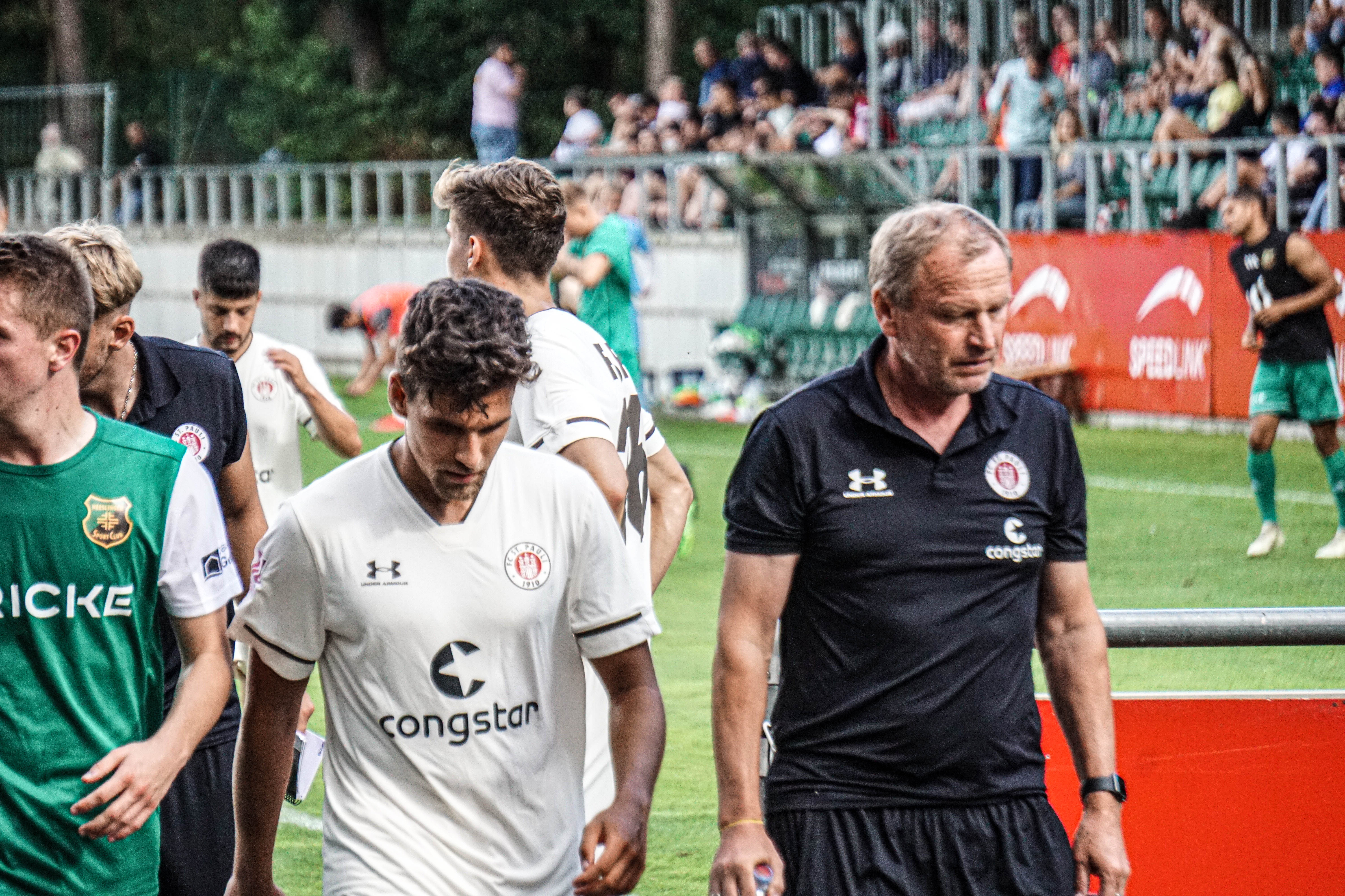 Cheftrainer Joachim Philipkowski (r.) mit Kapitän Cemal Sezer (m.) beim Testspiel in Heeslingen.